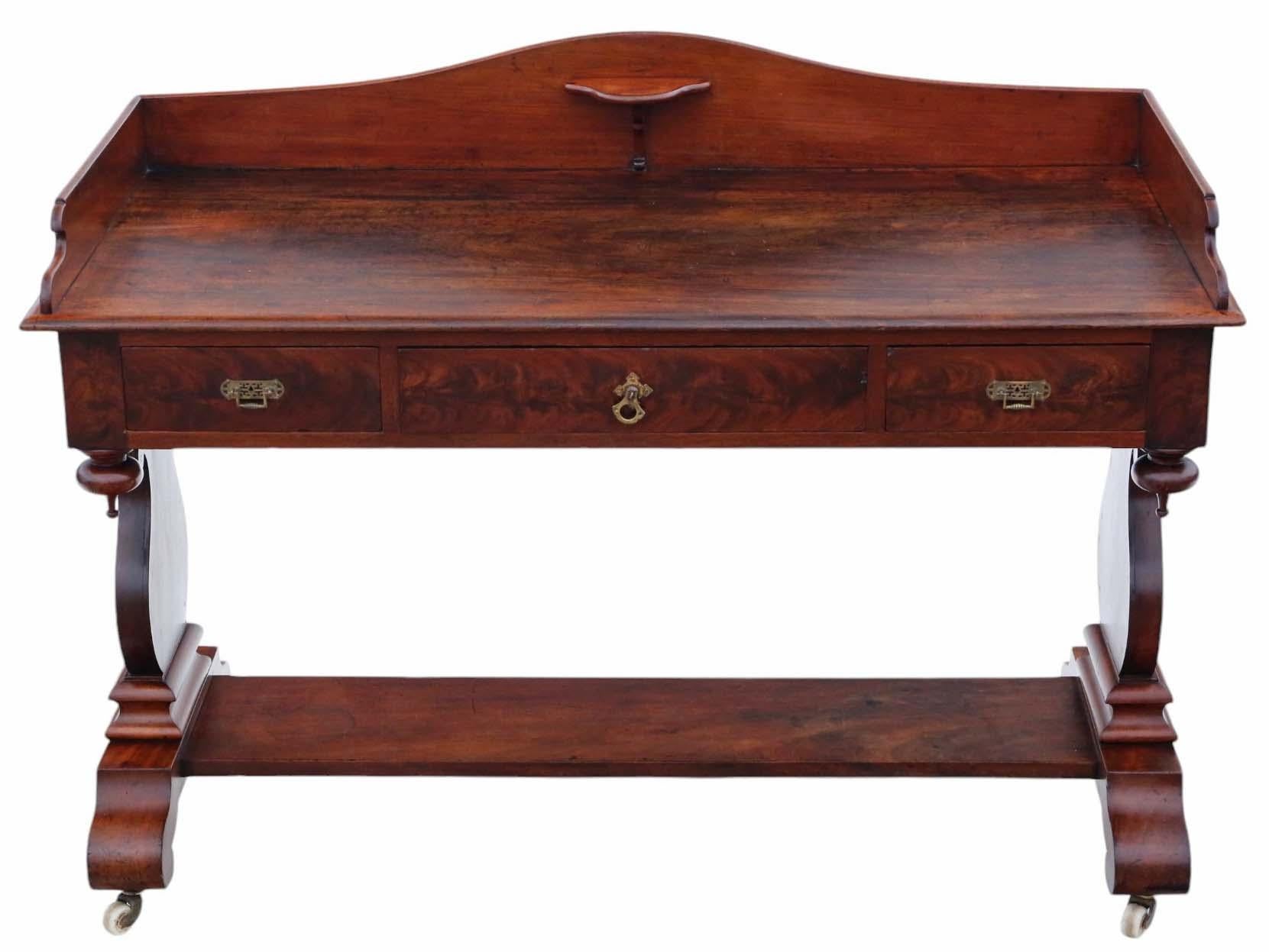 Table à écrire ancienne en acajou de belle qualité - 19ème siècle Victorien Gothique Desk Side Dressing.

Cette pièce exceptionnelle bénéficie d'une construction solide avec des joints serrés et sans vermine. Elle rayonne de caractère et d'allure en