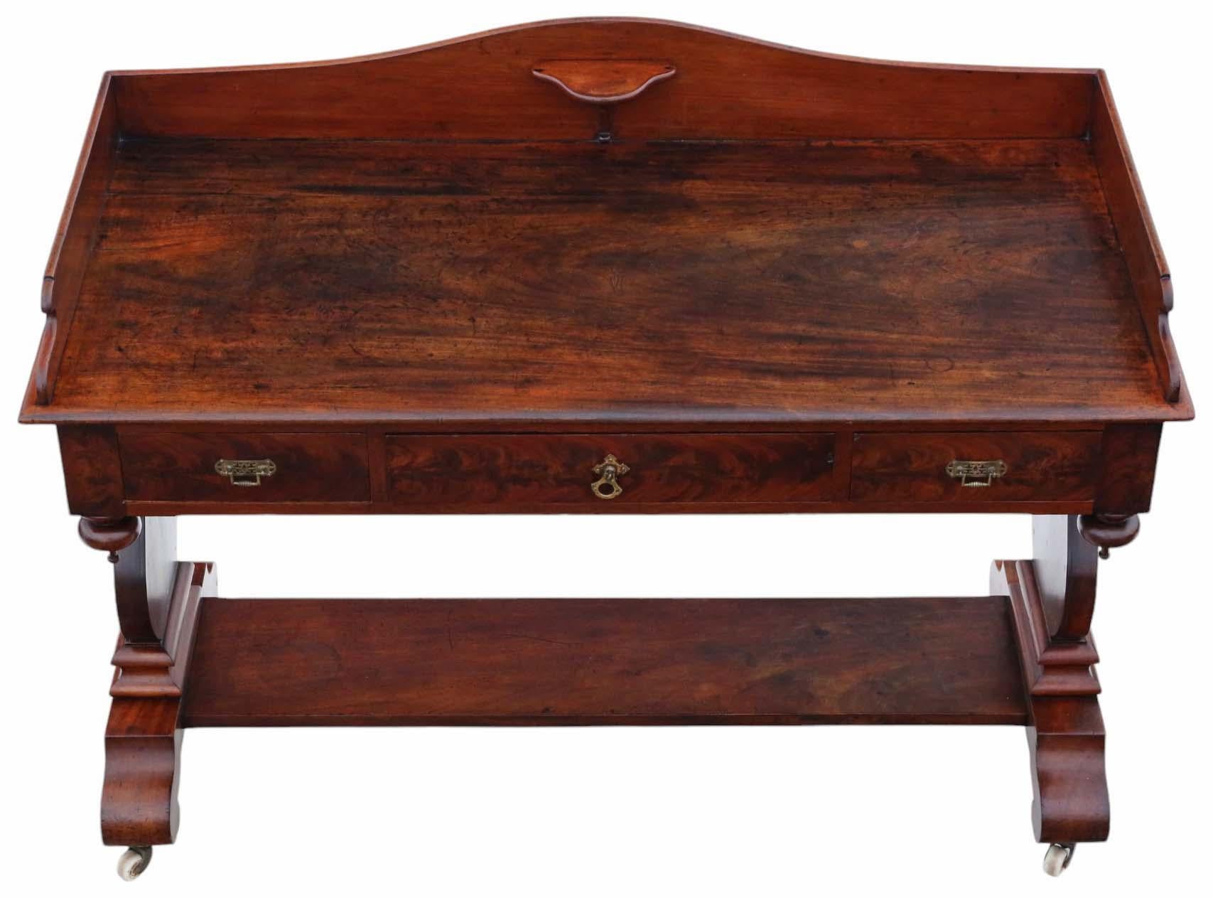 XIXe siècle Table d'écriture gothique du 19ème siècle de qualité supérieure en acajou ancien en vente