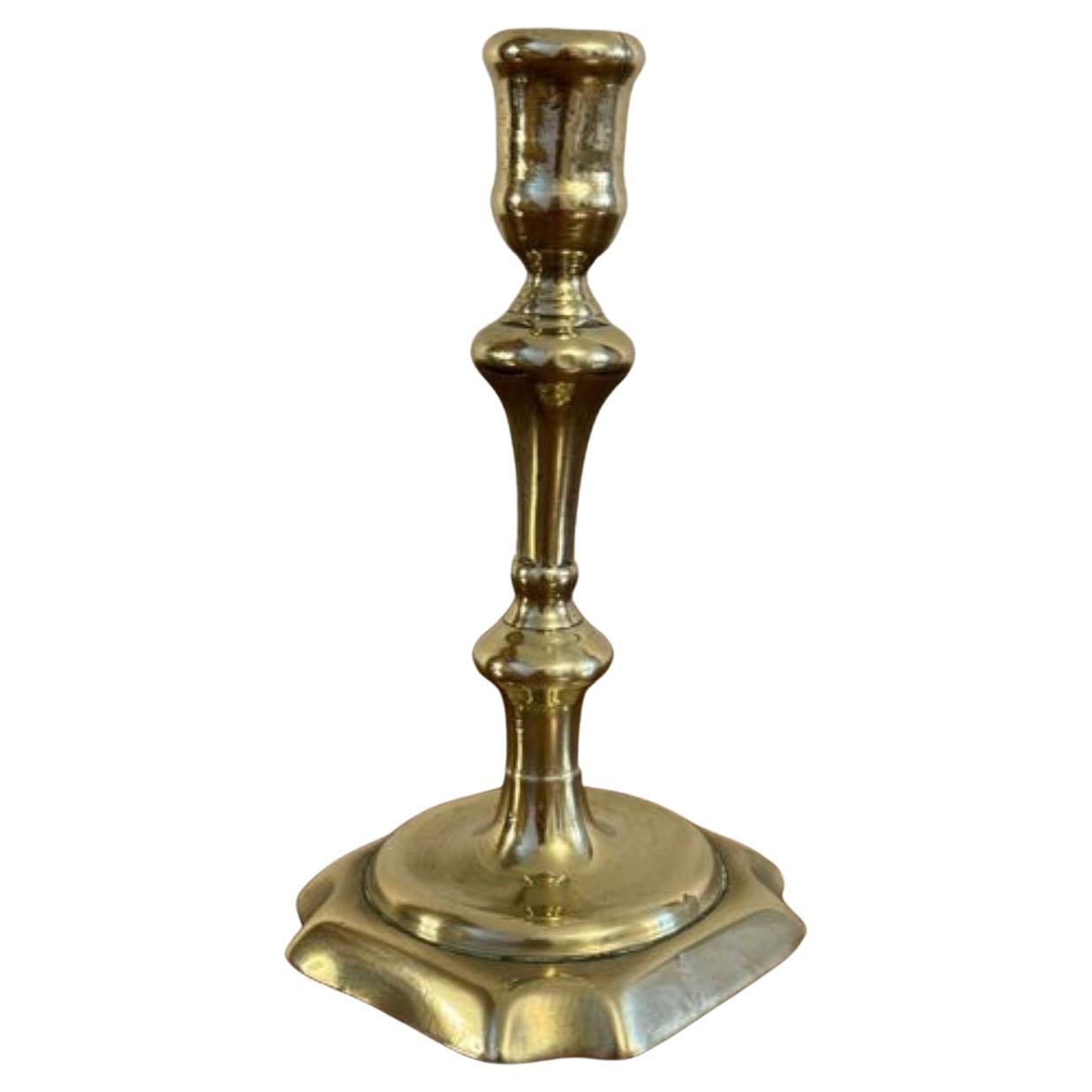 Candeliere antico di qualità in ottone Queen Anne in vendita