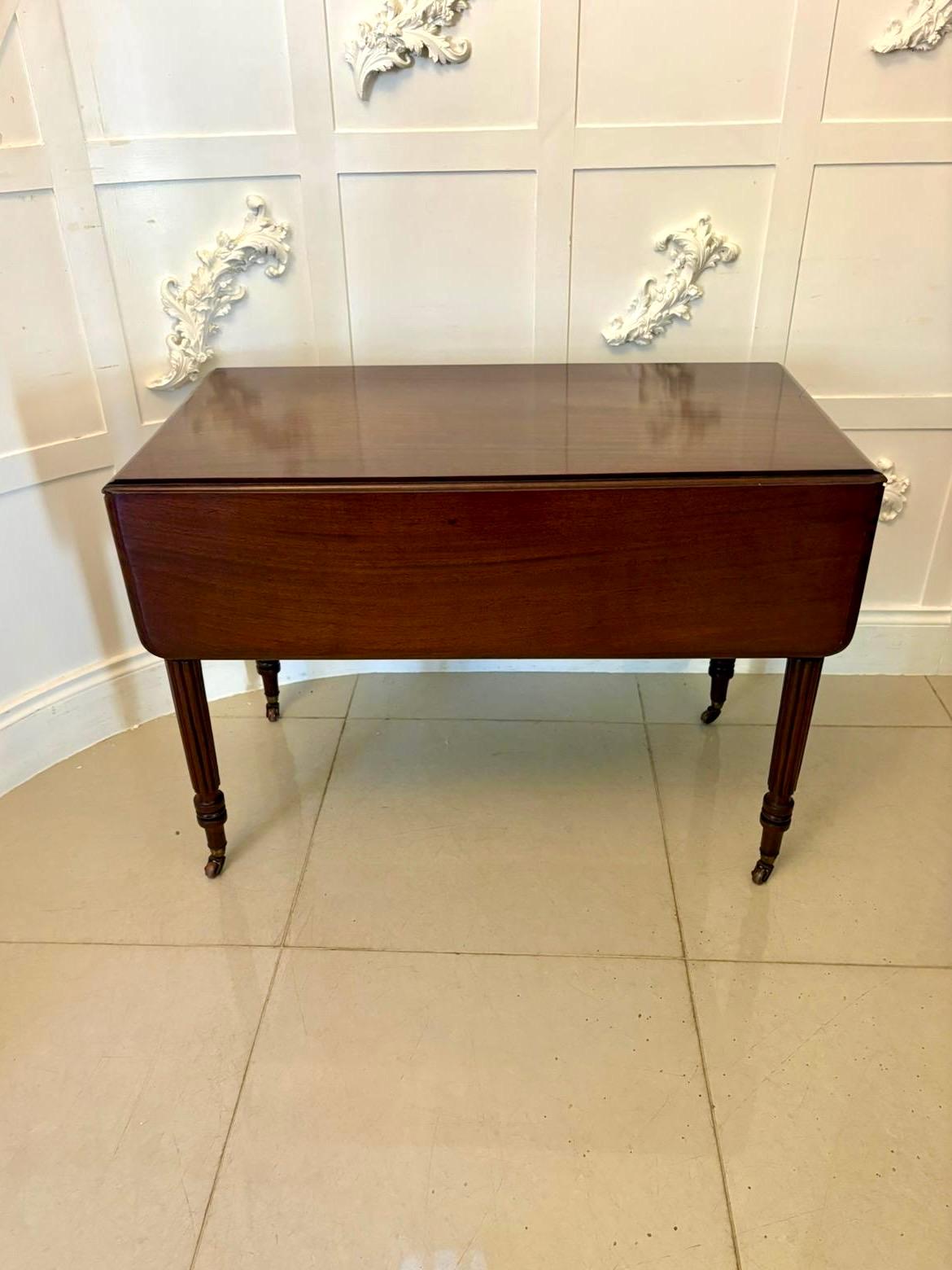Quality Antique Regency Mahogany Drop-Leaf Pembroke Table en vente 4