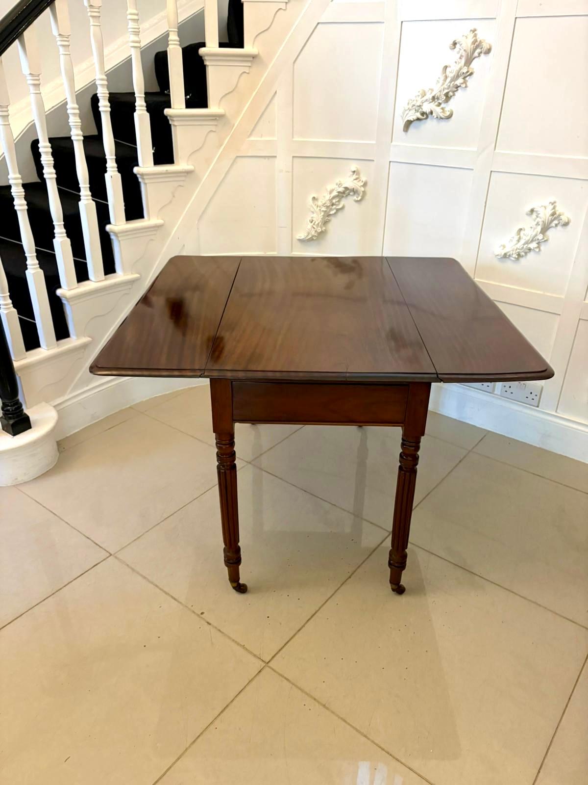 Anglais Quality Antique Regency Mahogany Drop-Leaf Pembroke Table en vente