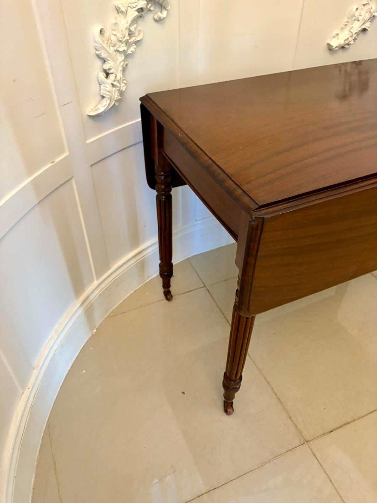 Quality Antique Regency Mahogany Drop-Leaf Pembroke Table en vente 3