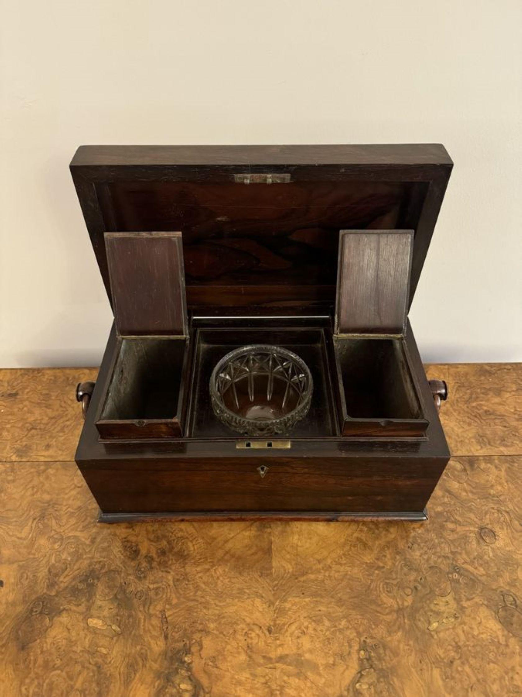 Antico porta tè in legno di palissandro di qualità della Reggenza di forma rettangolare con maniglie ad anello ai lati, un coperchio sollevabile che si apre per rivelare un interno attrezzato con due contenitori per il tè in legno di palissandro e