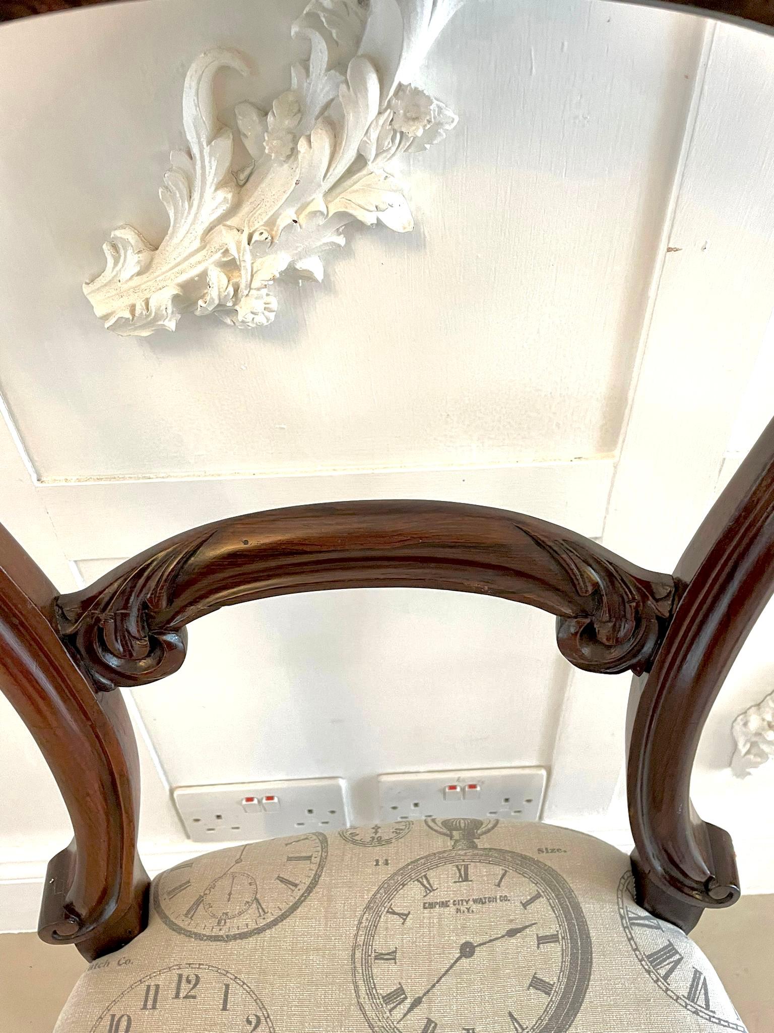 Antiker Satz von 6 viktorianischen geschnitzten Palisander-Esszimmerstühlen in Qualität (19. Jahrhundert) im Angebot