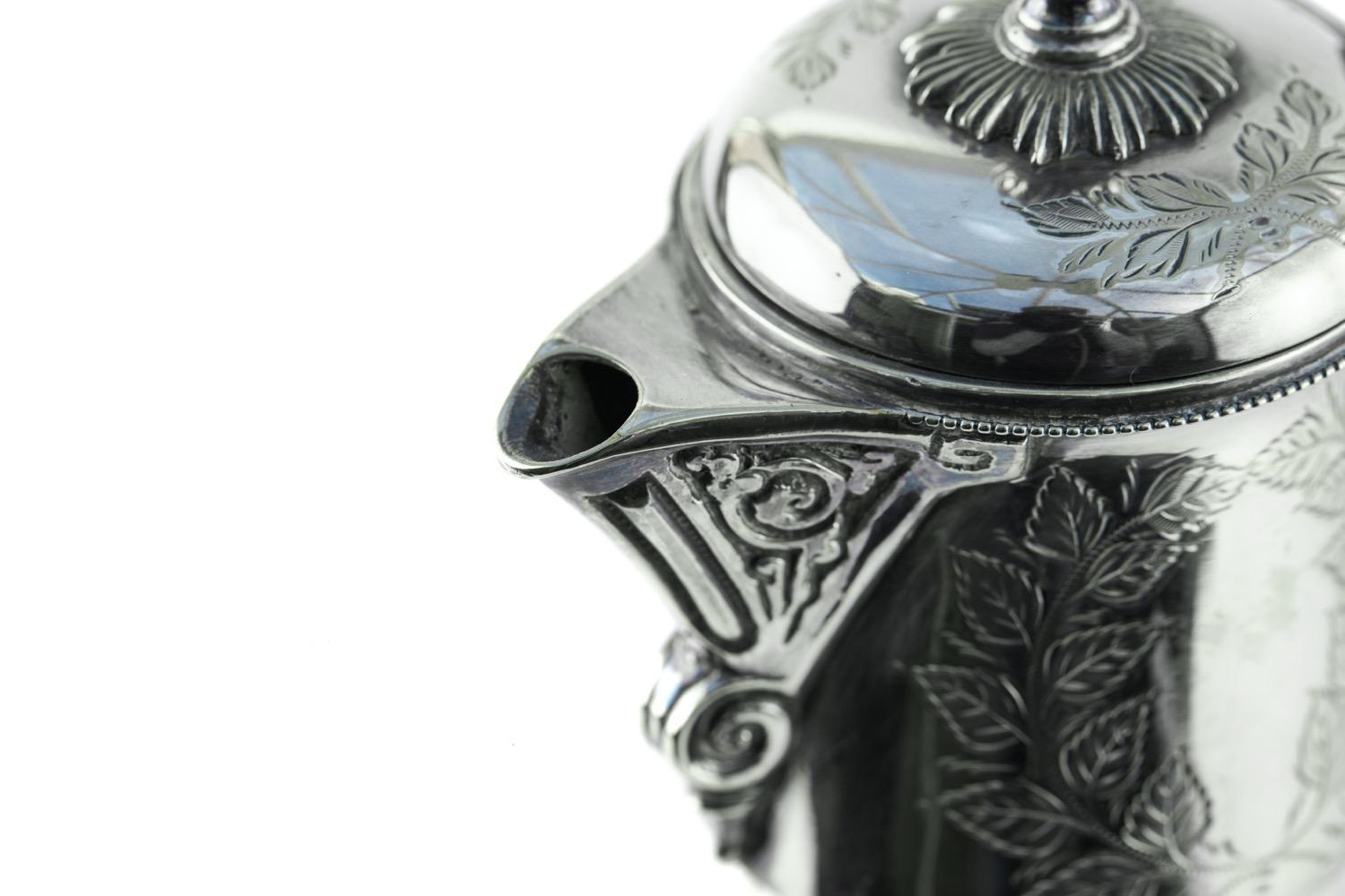Quality early 20th Century antique silver plated and cut glass claret jug having a quality ornate top with a lift up lid with pineapple shaped finial, shaped handle on a quality cut glass claret jug.