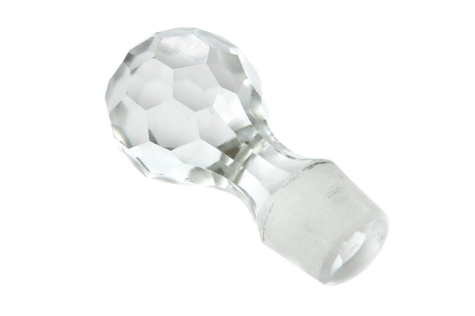 Carafe à décanter de qualité, de style édouardien, en métal argenté, avec une poignée en forme de balancier, reposant sur des pieds ornés. Ensemble de 3 carafes rondes avec bouchons d'origine.