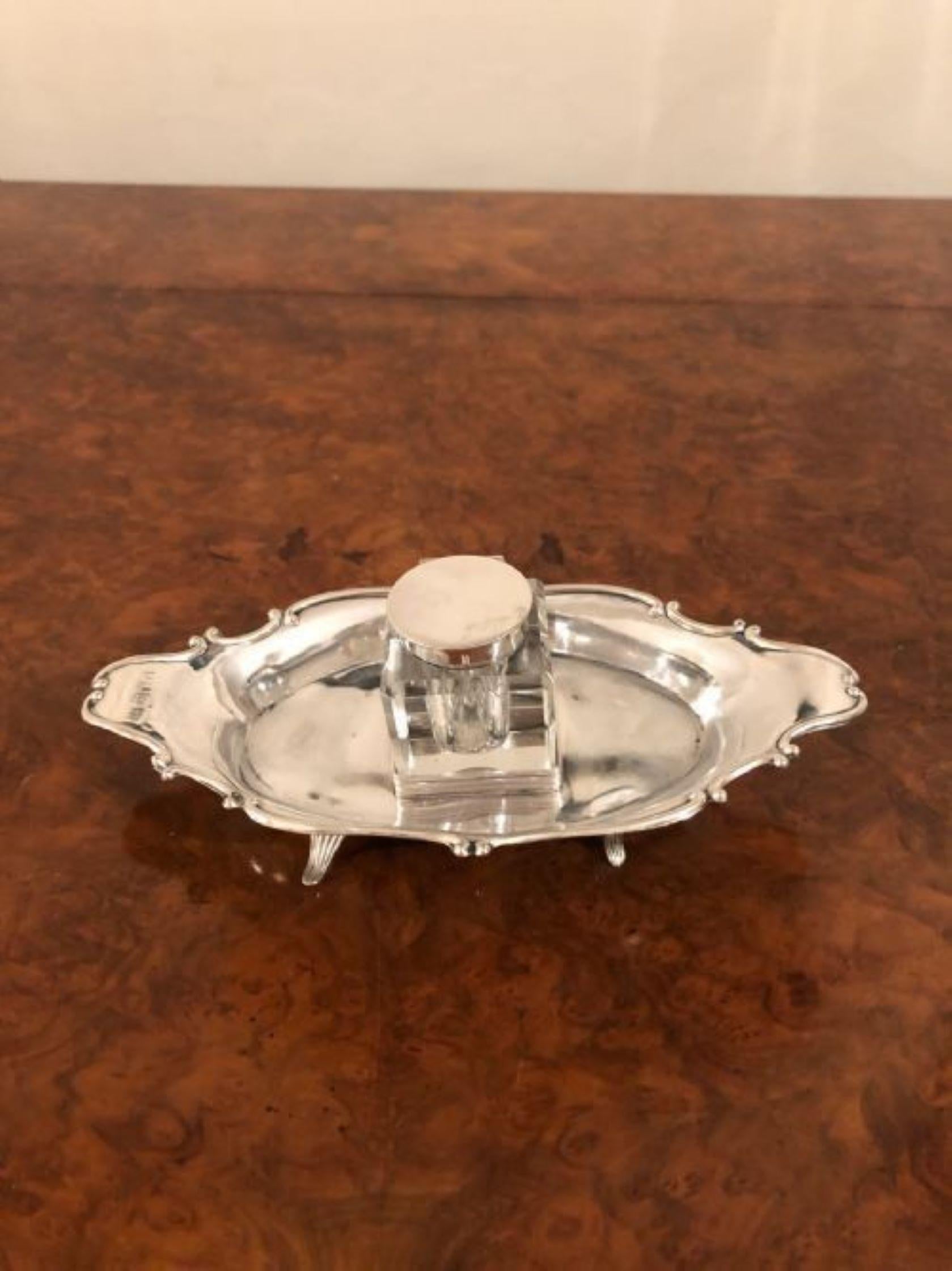 Quality antique solid silver ink well and tray by Robert Pringle  In Good Condition For Sale In Ipswich, GB