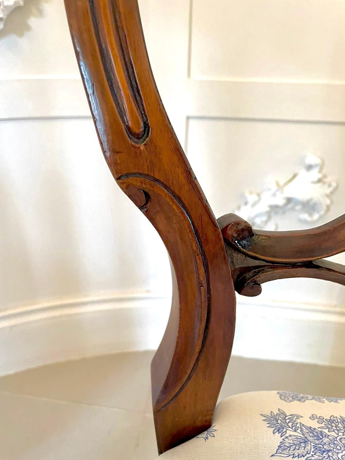 Antikes viktorianisches Paar Beistellstühle aus Nussbaumholz in Qualität (19. Jahrhundert) im Angebot