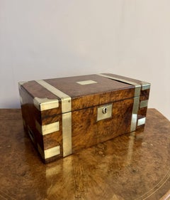 Caja de escritura antigua victoriana de nogal con rebabas y latón