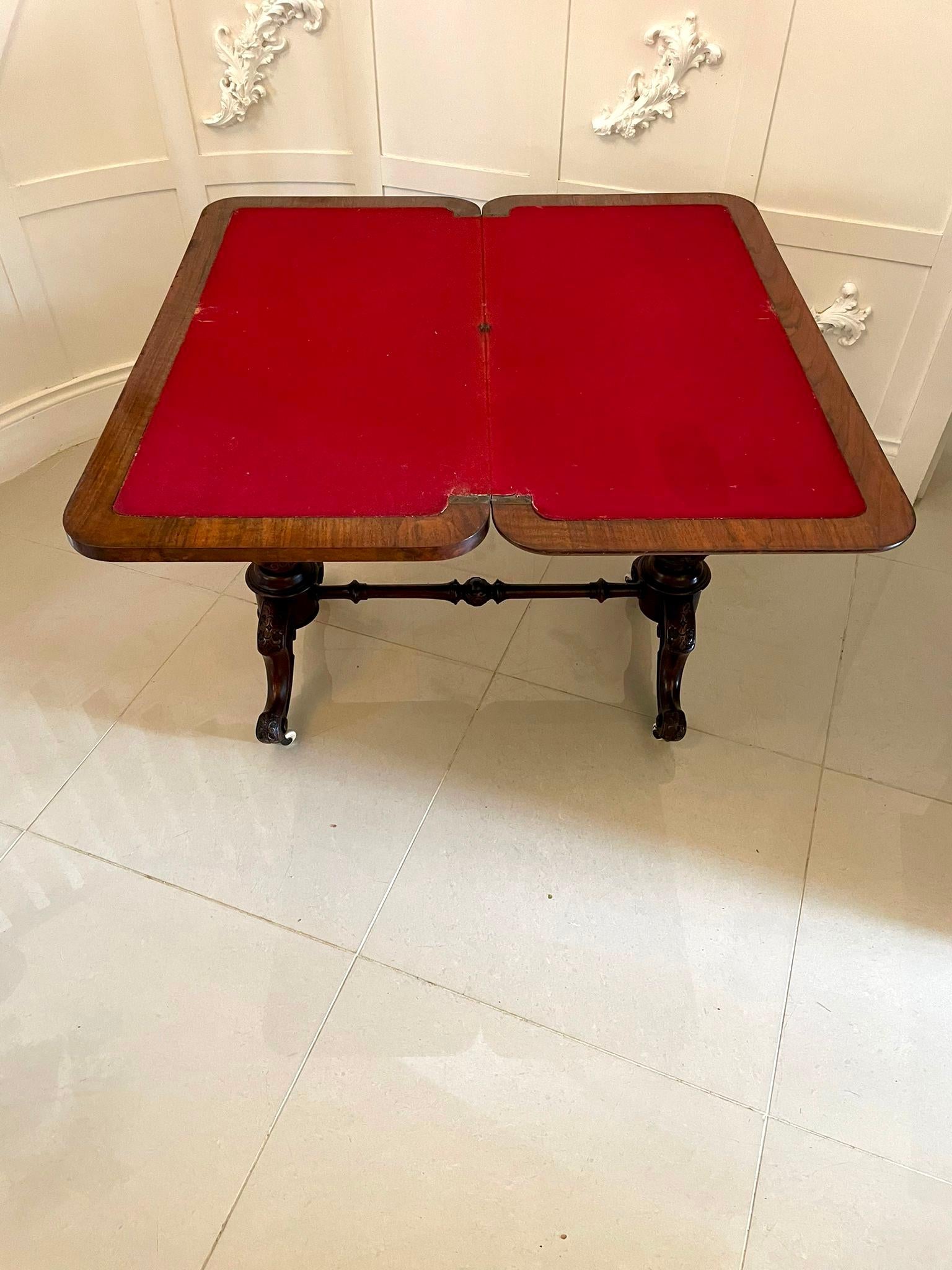 XIXe siècle Table à cartes/côté en ronce de noyer victorienne ancienne de qualité en vente