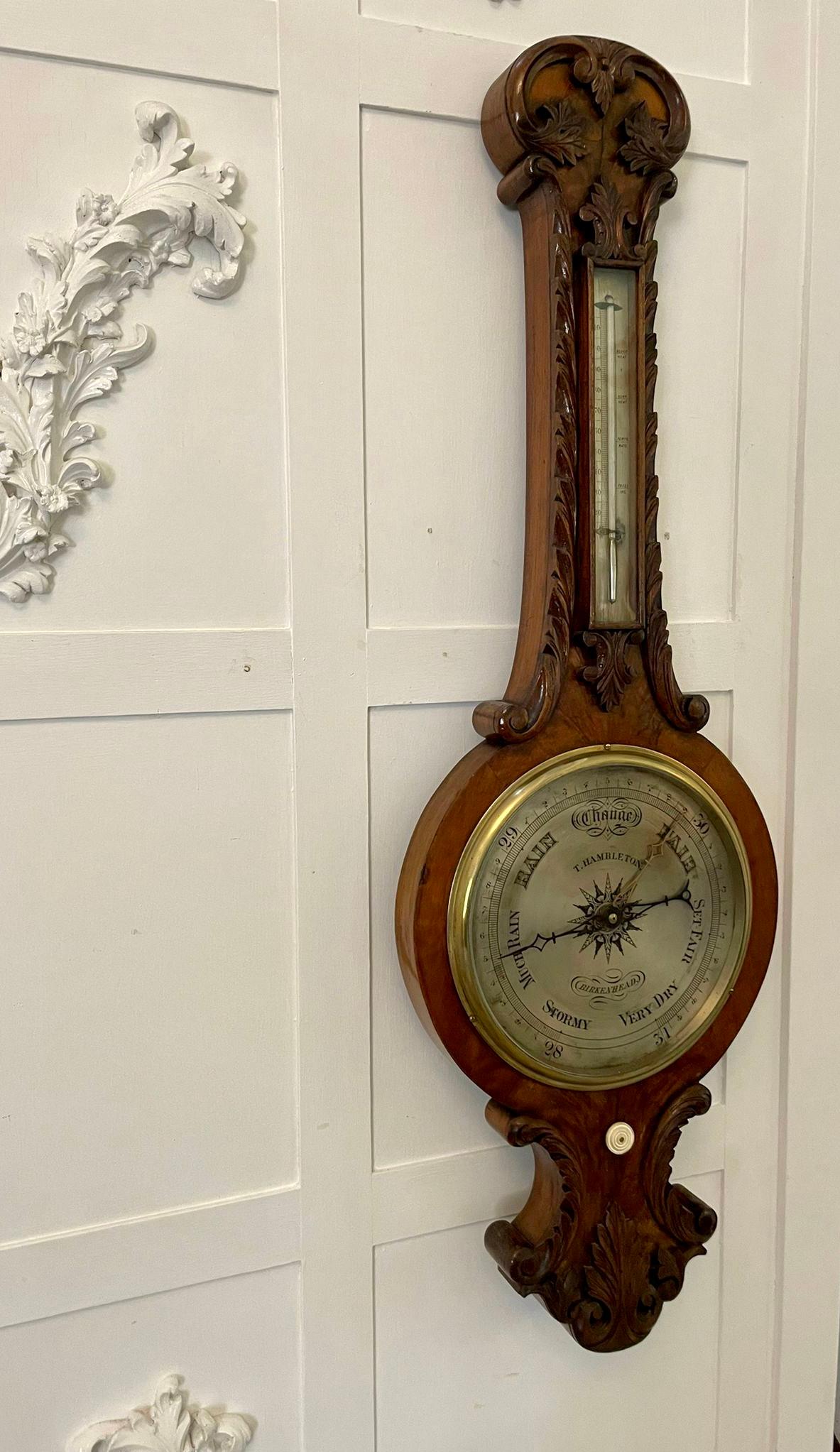 Baromètre banjo victorien antique de qualité en ronce de noyer, avec un boîtier en forme de ronce de noyer, un cadran argenté gravé de 10 pouces, des aiguilles d'origine, un thermomètre et un disque de réglage en os.

Un bel exemple exceptionnel,