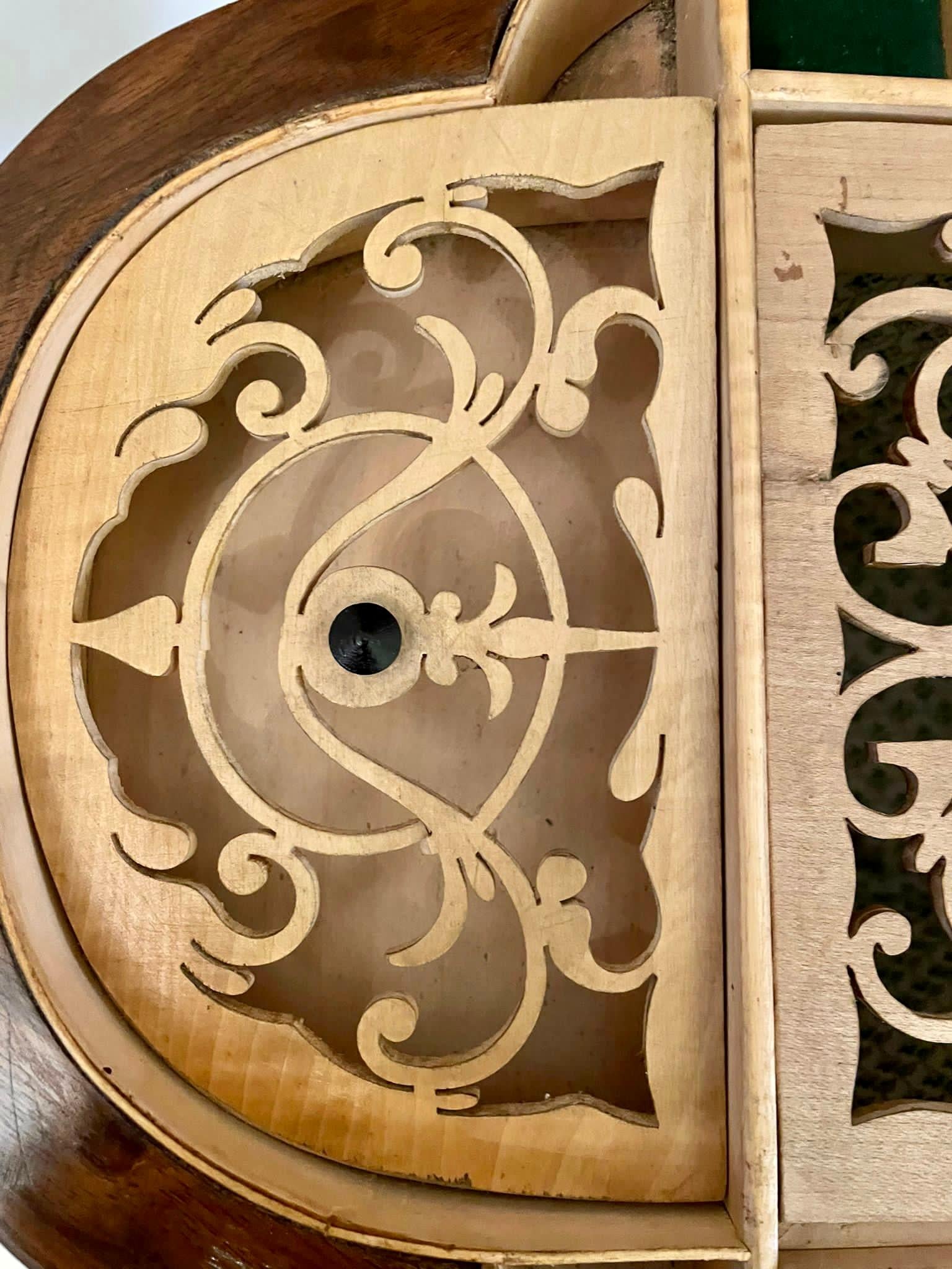 Antiker viktorianischer Arbeitstisch aus Wurzelnussholz mit Intarsien im Angebot 4