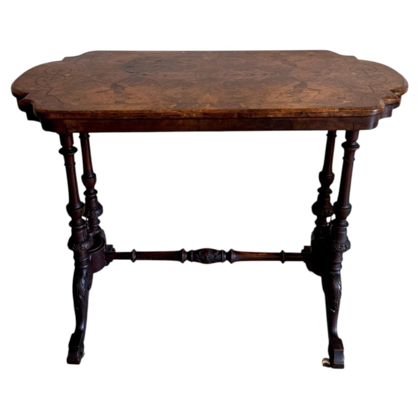 Table d'appoint en ronce de noyer victorienne de qualité en vente