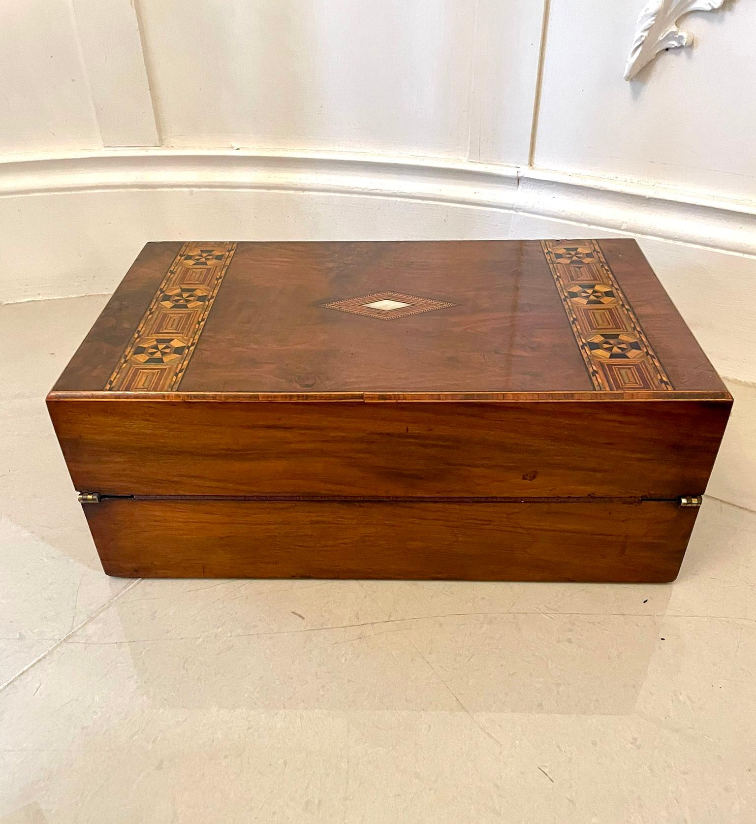 Quality antique Victorian burr walnut Tunbridge Ware inlay writing box having a fantastic burr walnut and Tunbridge Ware inlay opening to reveal a leather writing slope with two storage compartments with original key

Measures: H 15.5cm 
W 39.5cm