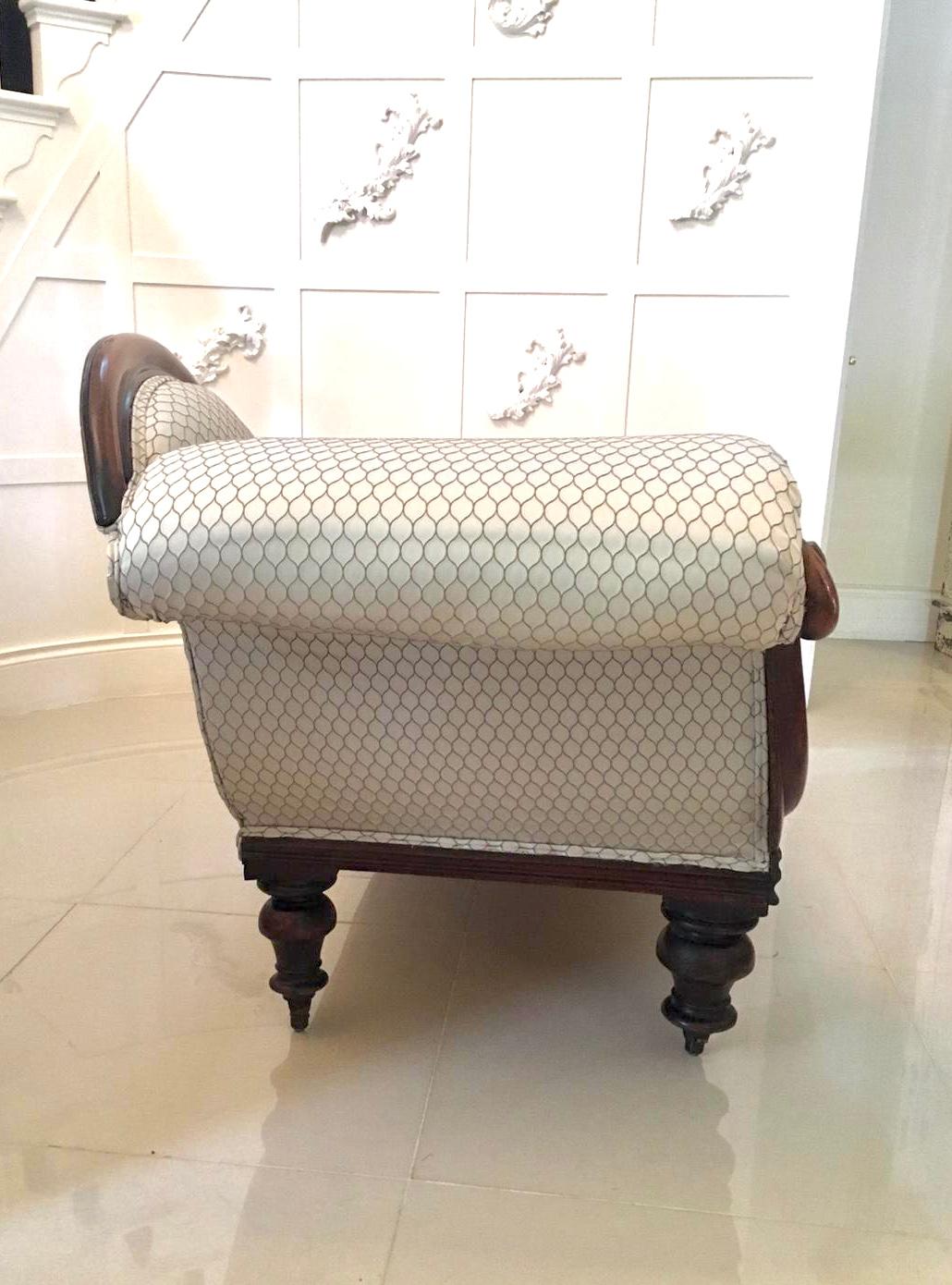 Quality antique Victorian carved chaise longue having a beautifully shaped carved mahogany back with a quality expertly carved mahogany scrolled end, mahogany frieze standing on lovely turned shaped carved legs with original castors, newly