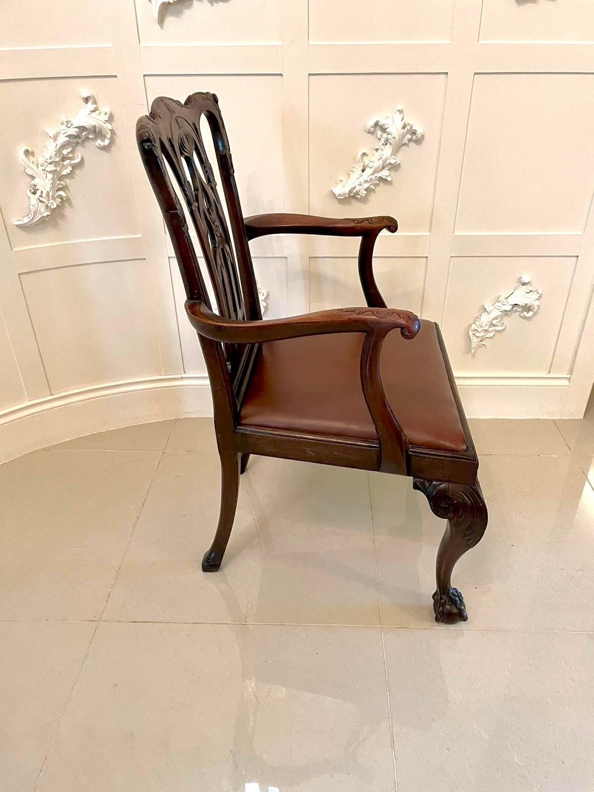 Chaise de bureau victorienne en acajou sculpté de qualité en vente 8