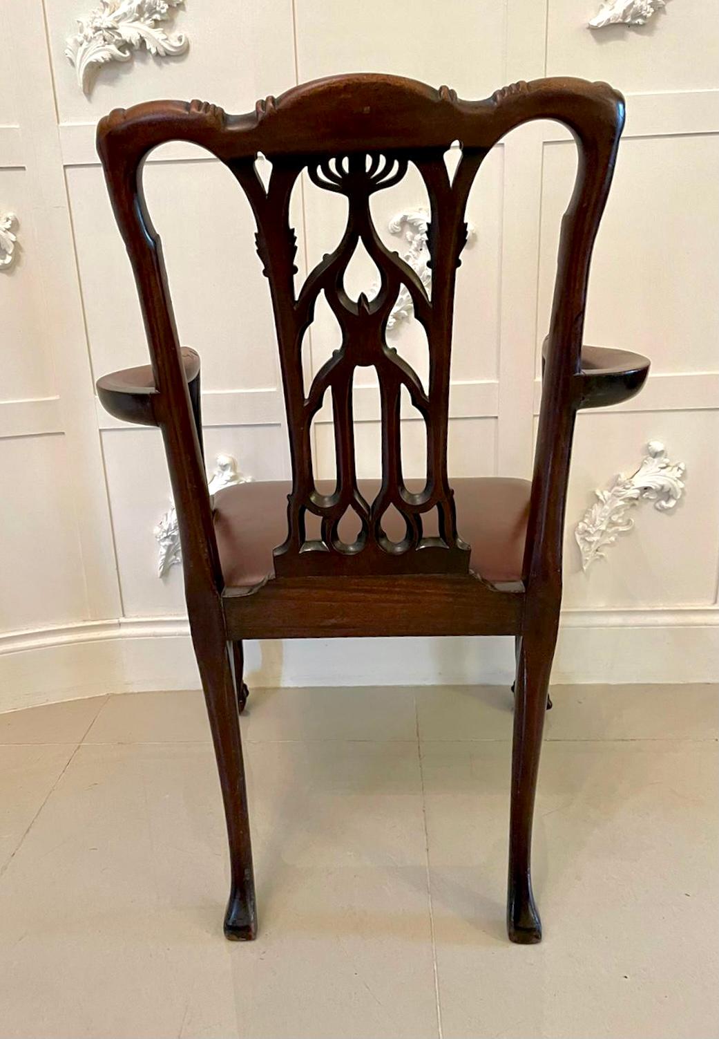 Chaise de bureau victorienne en acajou sculpté de qualité en vente 3