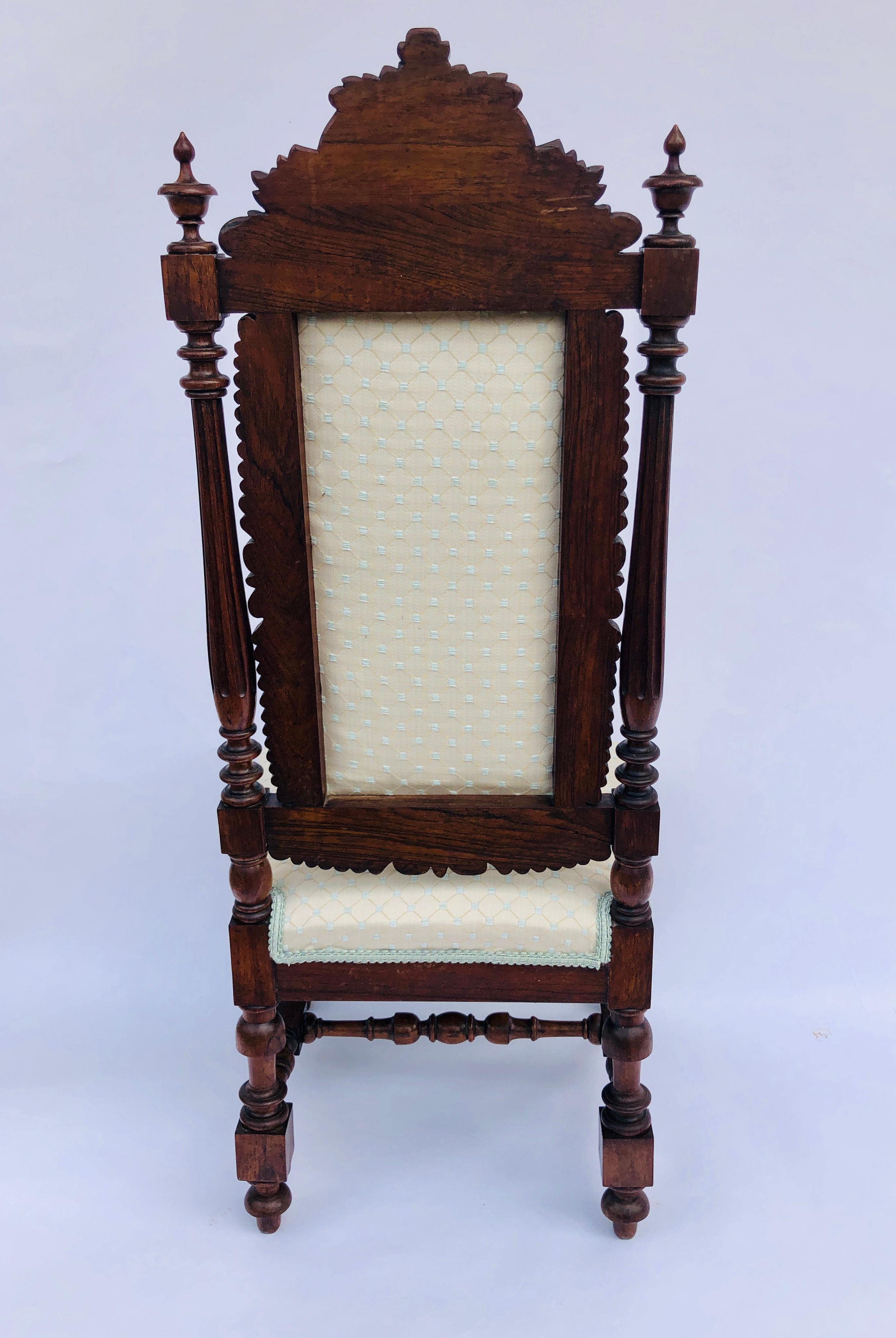 Quality Victorian carved rosewood side chair with a rosewood framed back and a beautifully carved top rail with reeded turned supports. It has a very attractive expertly carved front rail. It stands on four turned shaped legs united by a turned