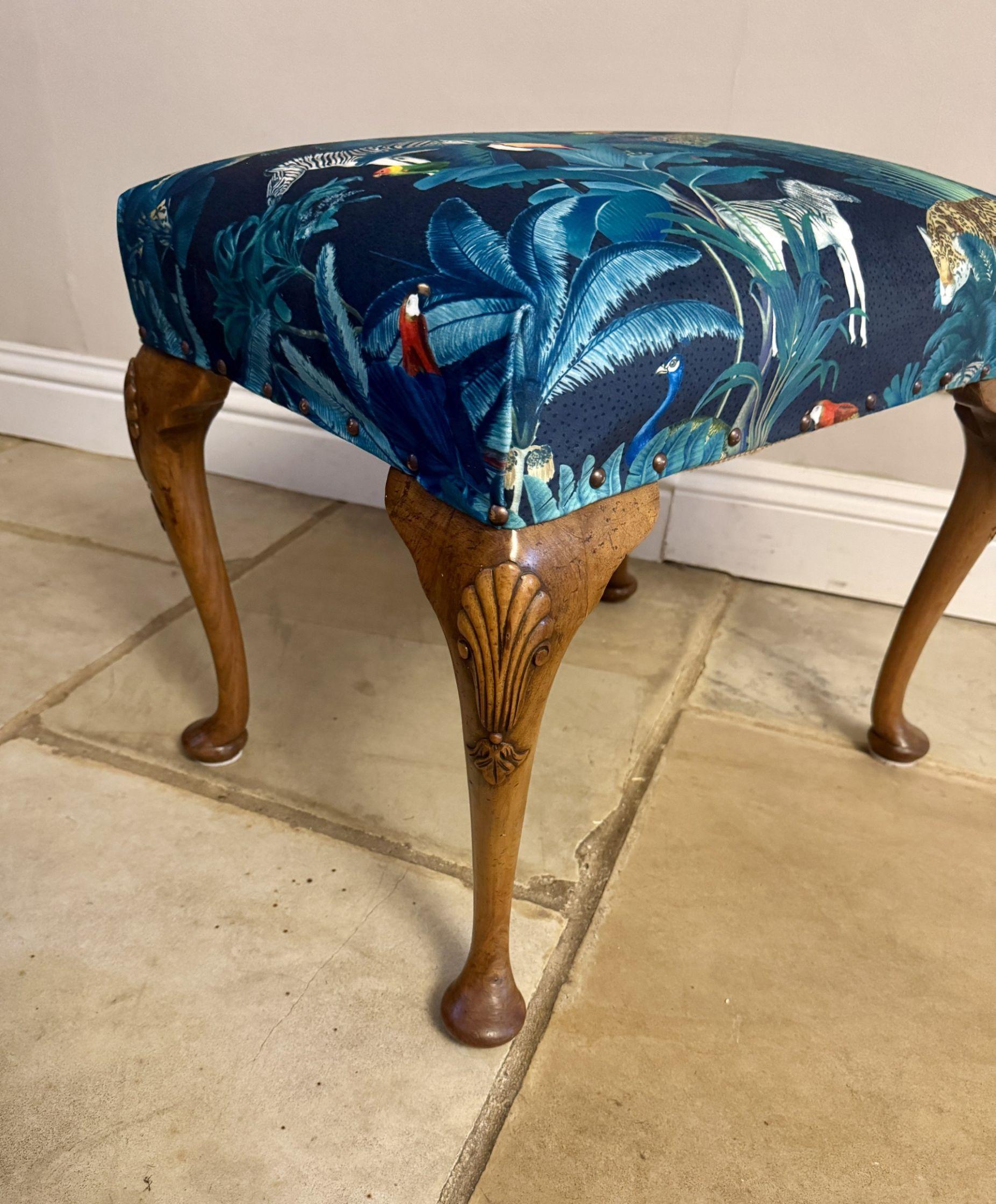 Sculpté Tabouret en noyer sculpté victorien ancien de qualité en vente