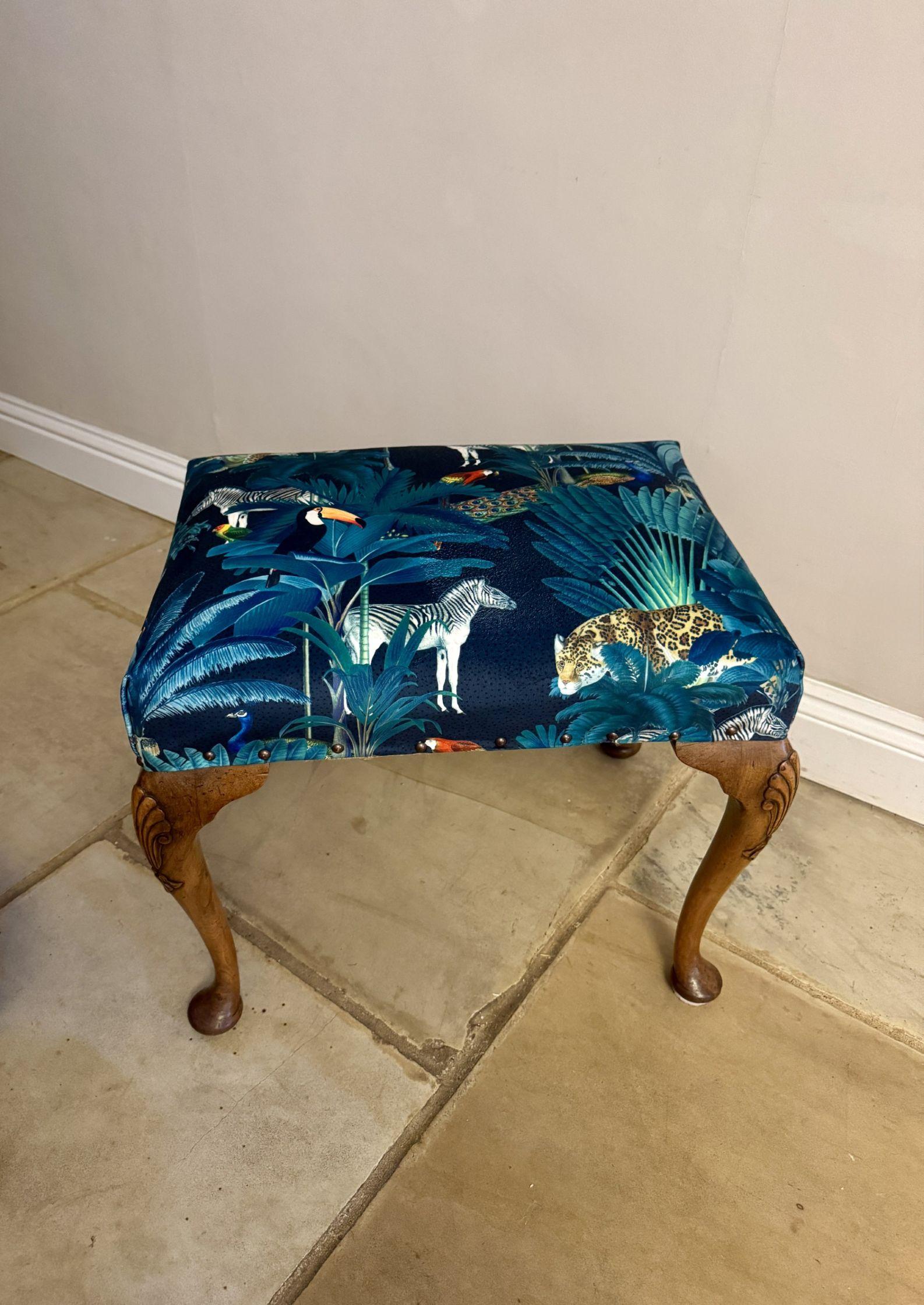 XIXe siècle Tabouret en noyer sculpté victorien ancien de qualité en vente