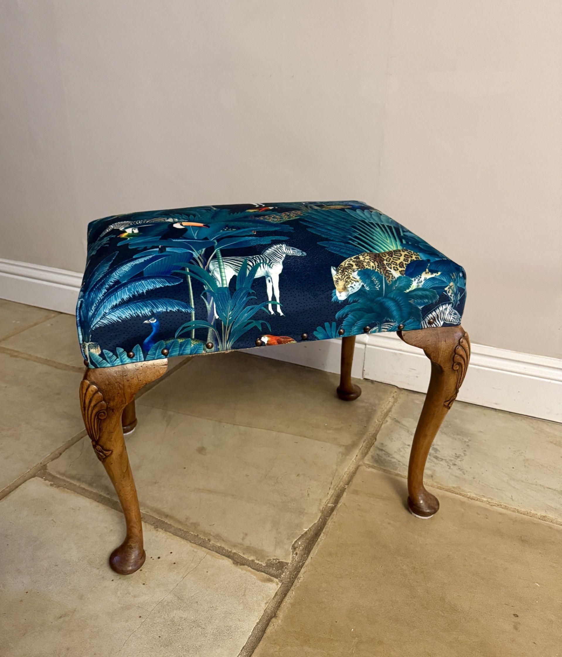 Noyer Tabouret en noyer sculpté victorien ancien de qualité en vente