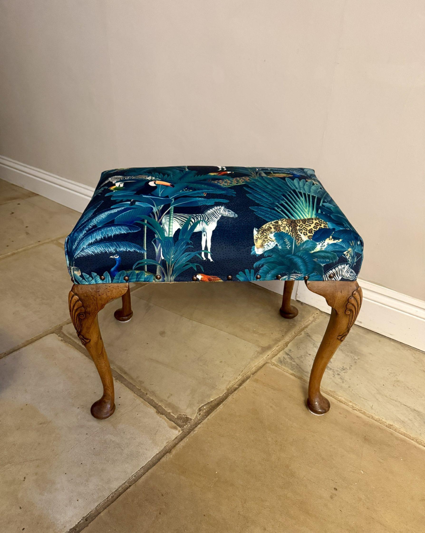 Tabouret en noyer sculpté victorien ancien de qualité en vente 2