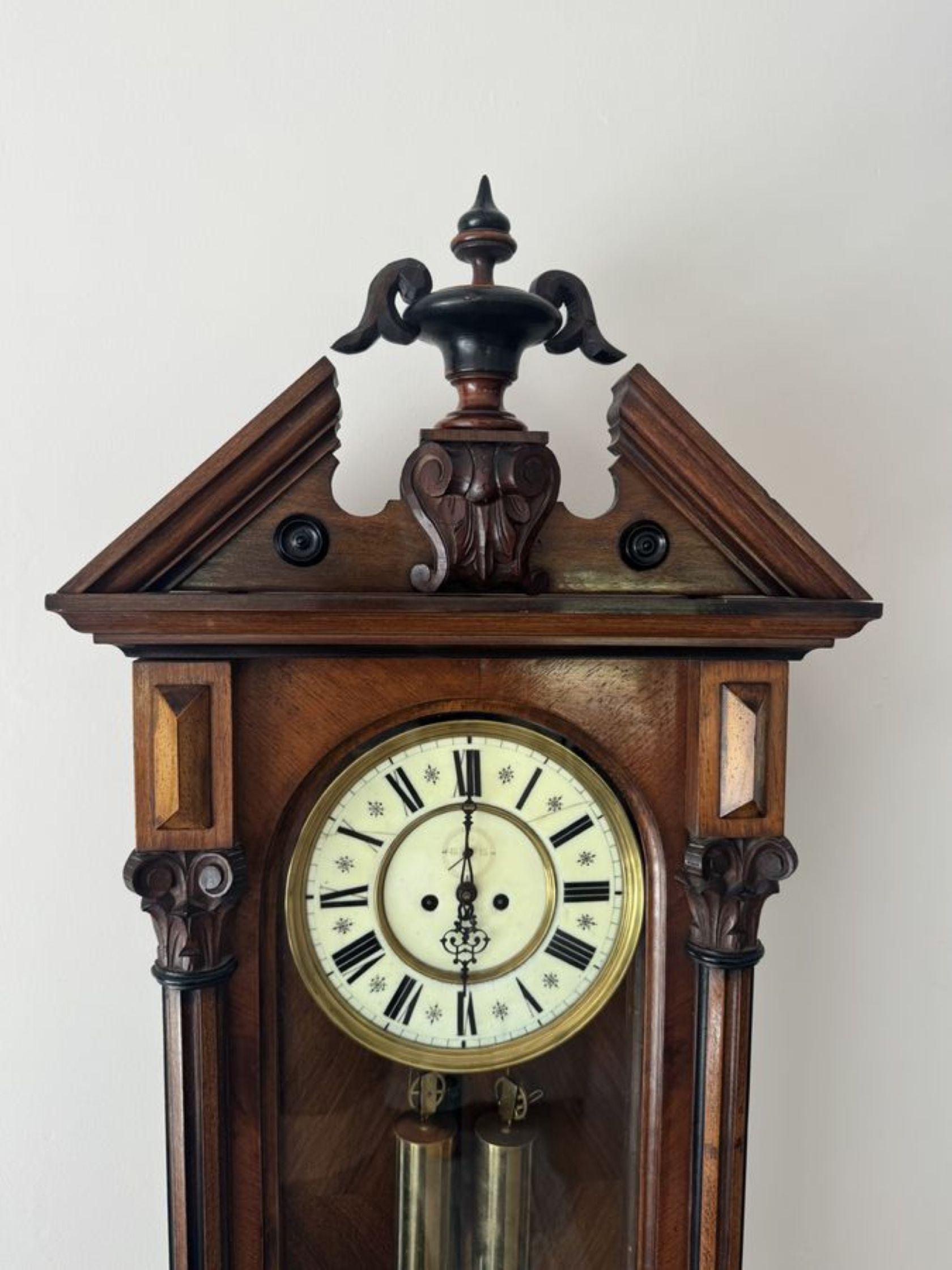 Qualität antiken viktorianischen geschnitzten Nussbaum Wien Doppelgewicht Wanduhr mit einer Qualität geschnitzten Nussbaum Fall mit reeded gedrehten Säulen, mit allen ursprünglichen finales, fantastische geformte oben mit einem geschnitzten Finale