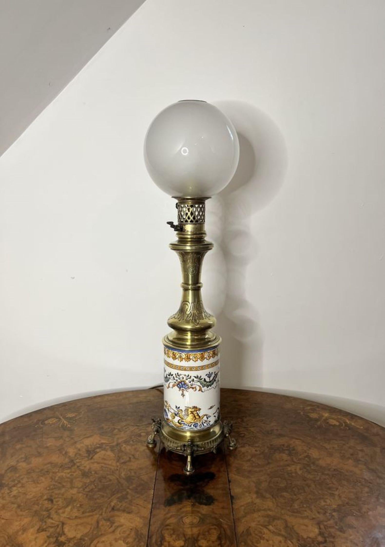 Quality antique Victorian ceramic and brass lamp In Good Condition For Sale In Ipswich, GB