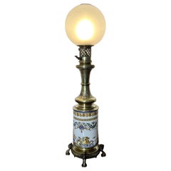 Lampada antica di qualità in ceramica e ottone di epoca vittoriana