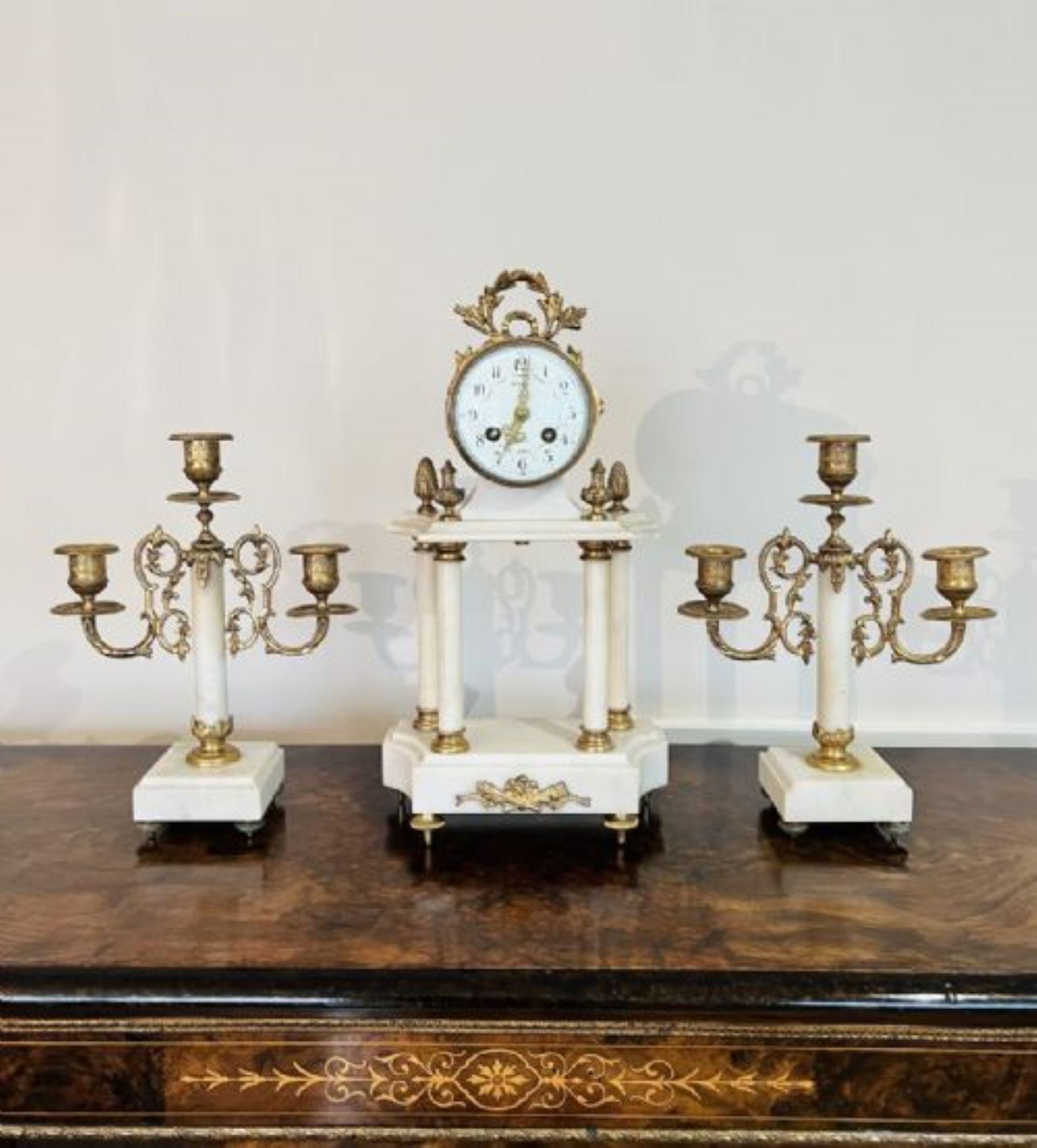 Antike viktorianische Uhrengarnitur in Qualität mit einem Paar Kandelaber  (Messing) im Angebot