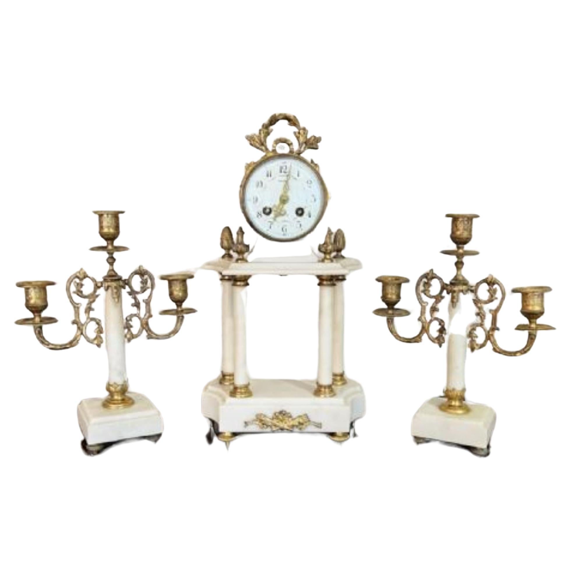 Guarnición de reloj victoriano antiguo de calidad con un par de candelabros
