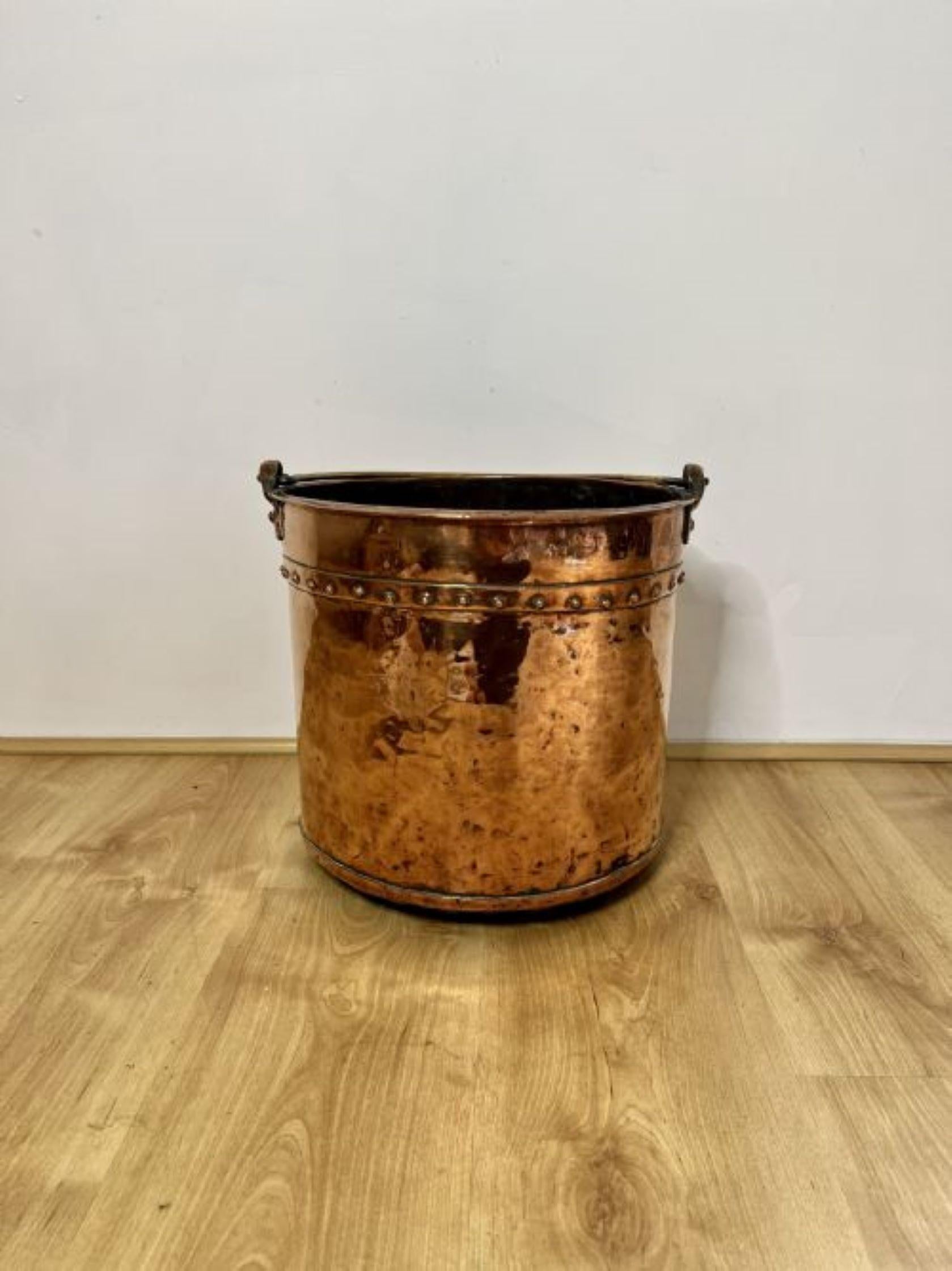 Quality antique Victorian copper coal bucket having a quality antique Victorian copper coal bucket with a brass swing handle to the top, having a circular body standing on a circular base. 