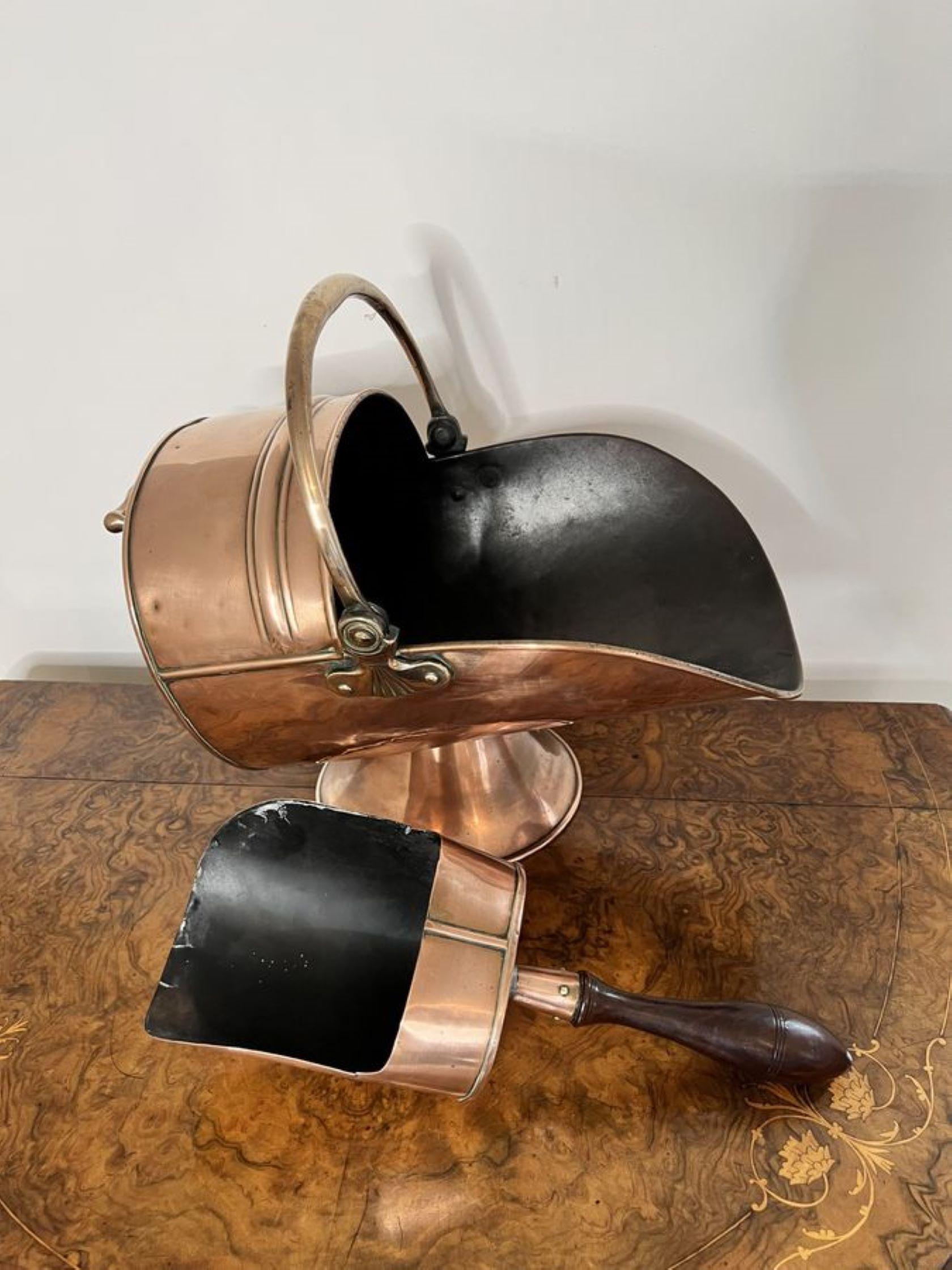 Quality antique Victorian copper coal scuttle and shovel  In Good Condition For Sale In Ipswich, GB