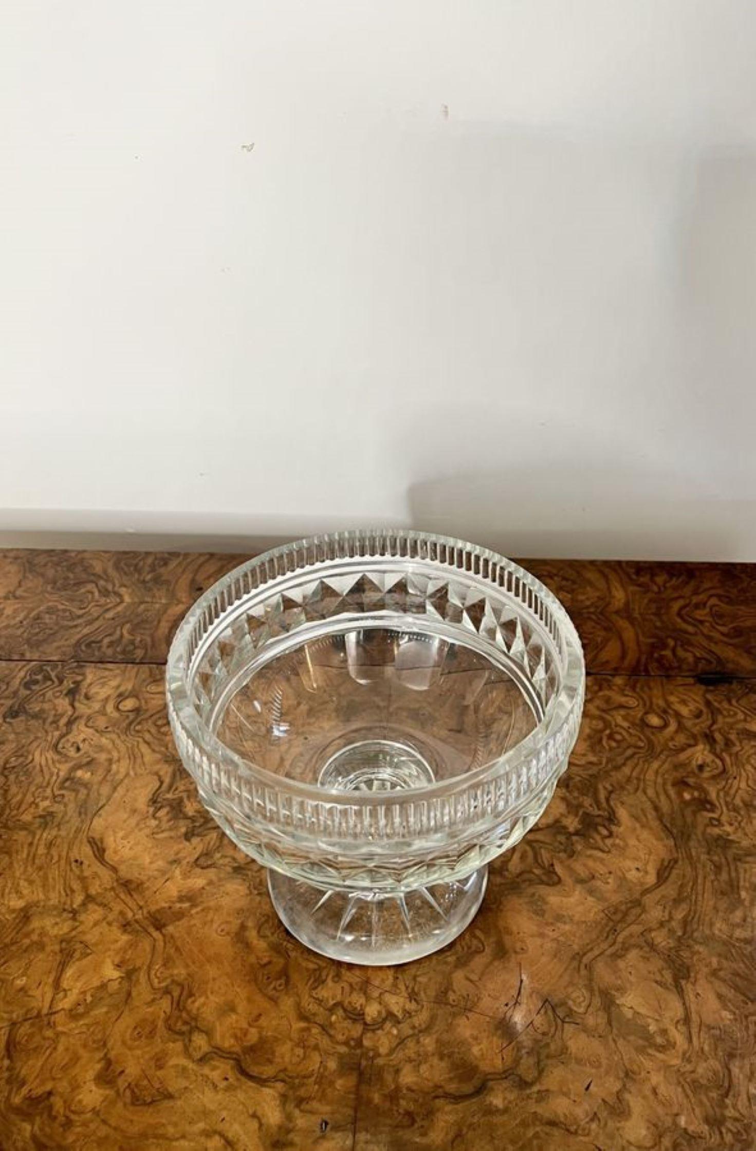Hochwertige antike viktorianische Glasschale mit Schliff (Viktorianisch) im Angebot