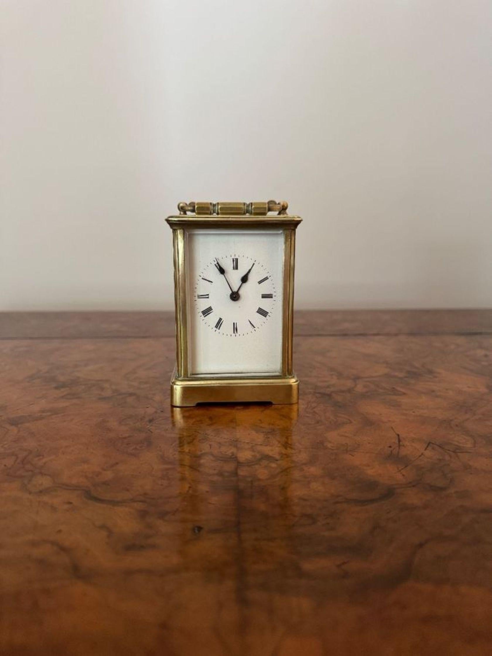 Qualität antiken viktorianischen Französisch Messing Kutsche Uhr mit einer Qualität Messinggehäuse mit abgeschrägten Glas, weißes Emaille-Zifferblatt mit Original-Zeiger und Schlüssel, acht Tage Französisch Bewegung und ein Griff an der Spitze des