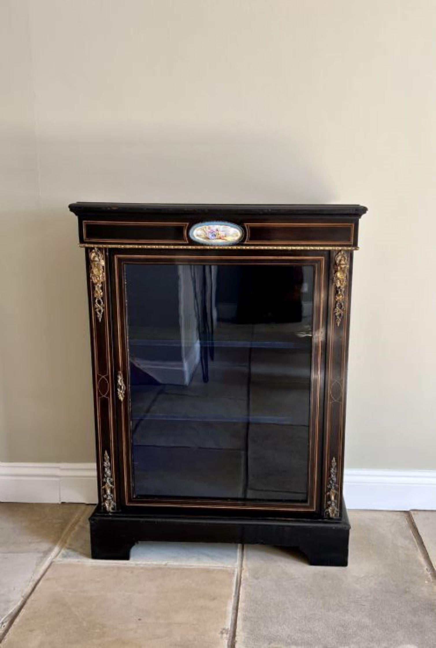 Quality Antique Victorian French display cabinet having an ebonised top, pretty quality oval sévres style plaque to the frieze, lovely ornate brass mounts, boxwood inlay, single glazed door opening to reveal the original fitted interior and standing