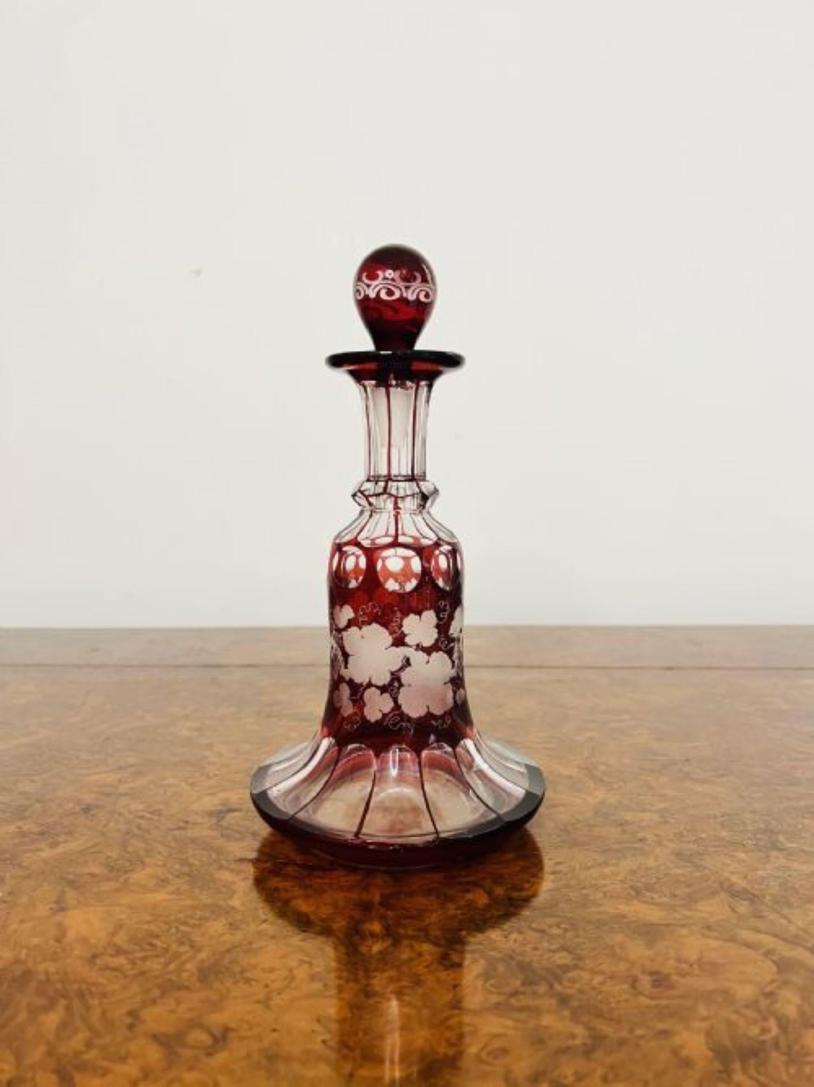 Hochwertige antike viktorianische Glasparfümflasche mit Stöpsel, die einen Körper aus rotem und klarem Glas mit geätzter fruchtiger Weindekoration und dem originalen Glasstöpsel hat.
