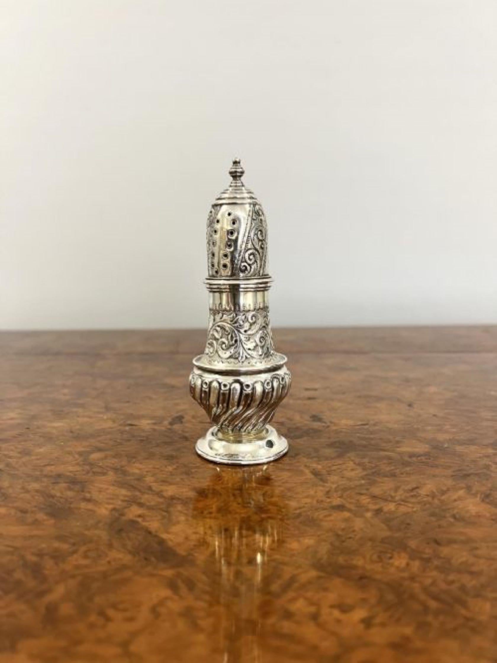 Quality antique Victorian hallmarked solid silver sugar sifter In Good Condition For Sale In Ipswich, GB
