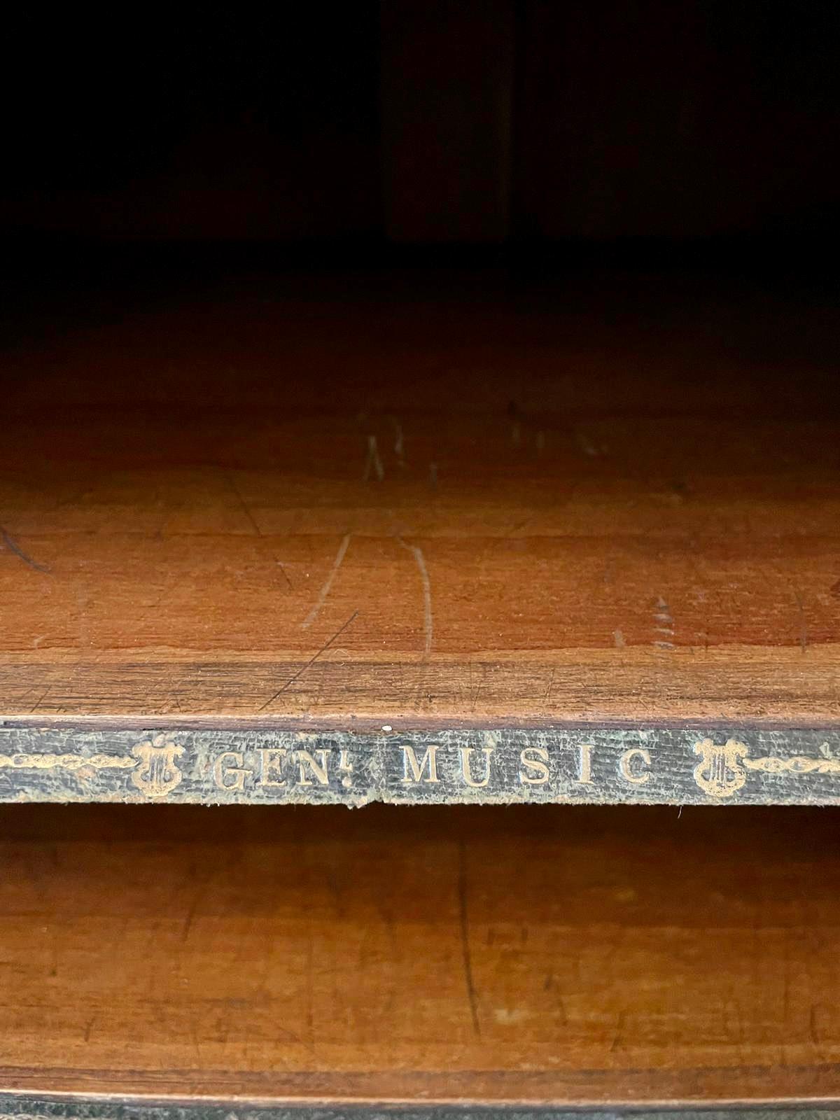 Antiker viktorianischer Notenschrank mit Intarsien aus Wurzelnussholz in Qualität im Zustand „Gut“ im Angebot in Suffolk, GB