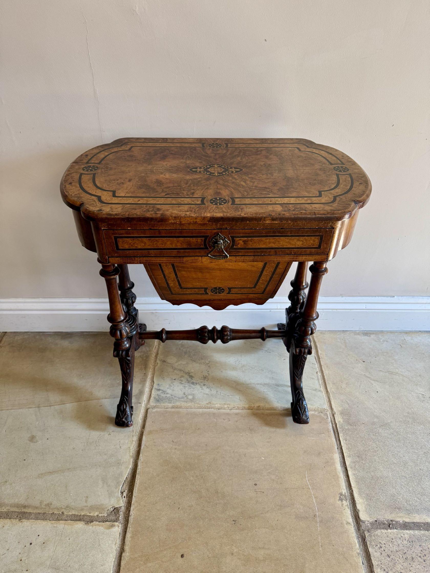 Table de travail victorienne de qualité en ronce de noyer incrustée Bon état - En vente à Ipswich, GB