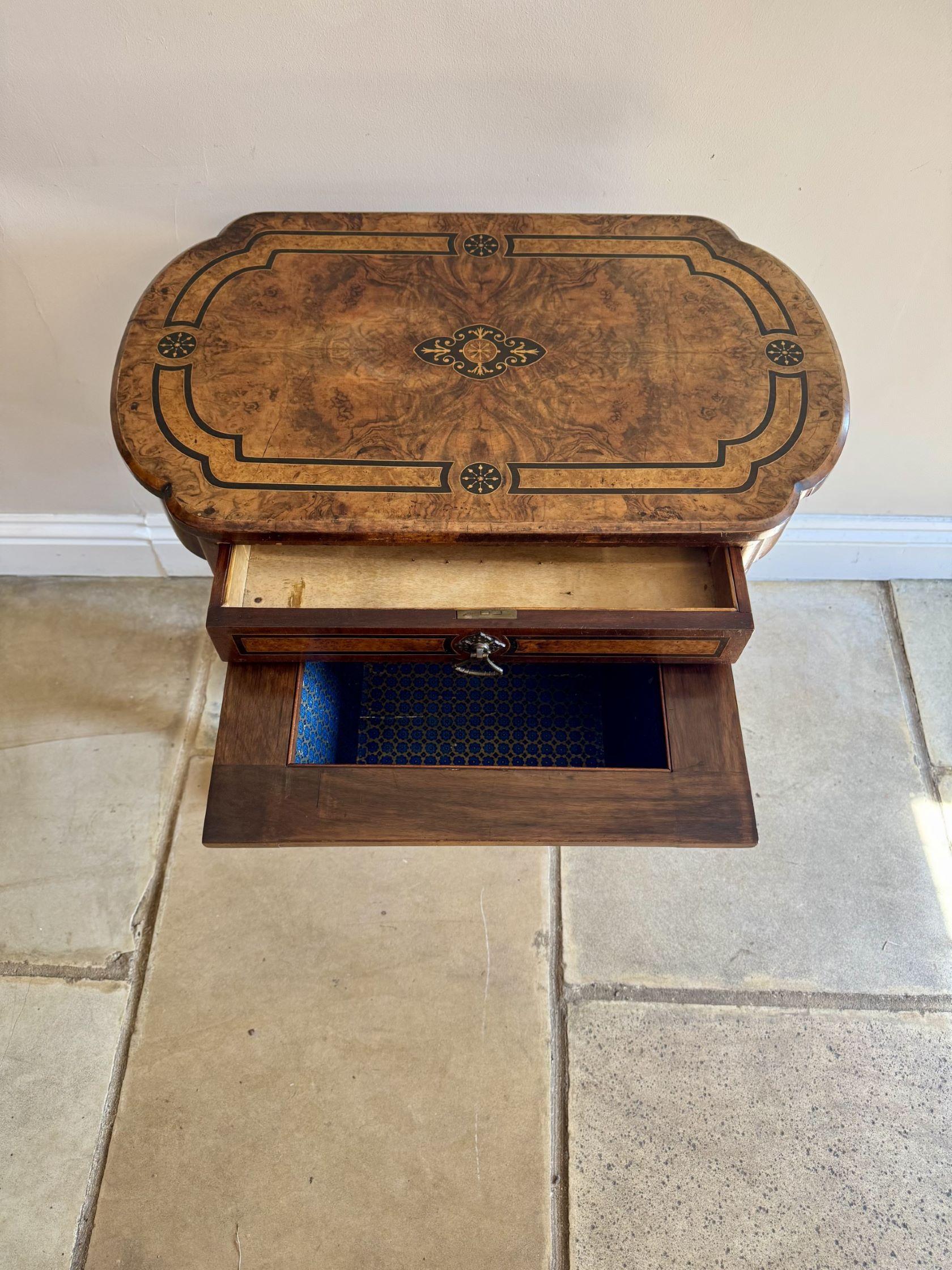Noyer Table de travail victorienne de qualité en ronce de noyer incrustée en vente