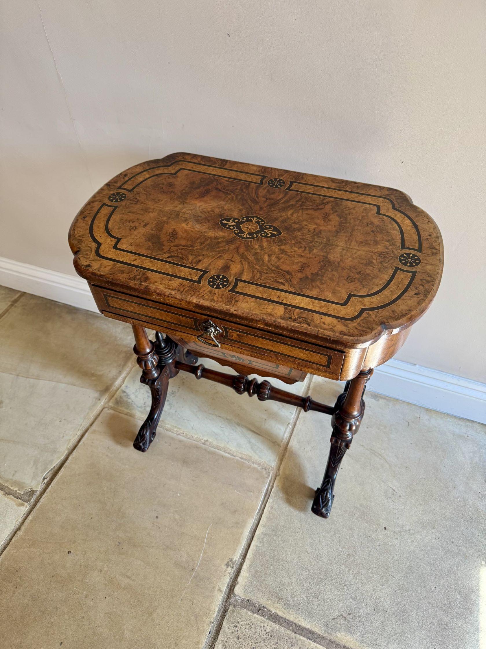 Table de travail victorienne de qualité en ronce de noyer incrustée en vente 1