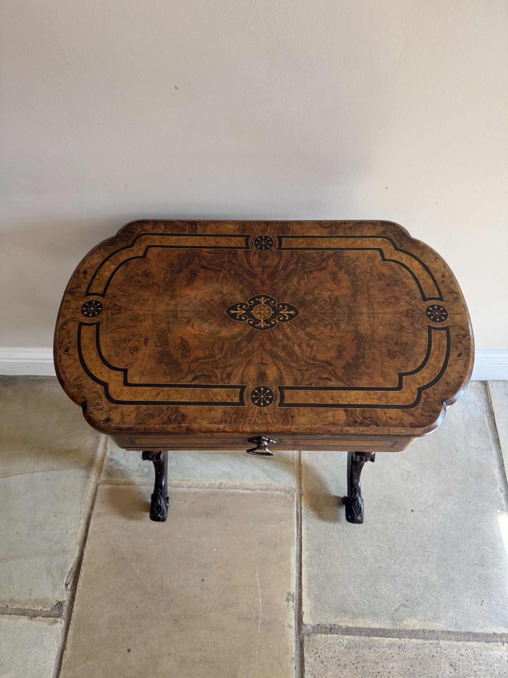 Table de travail victorienne de qualité en ronce de noyer incrustée en vente 2