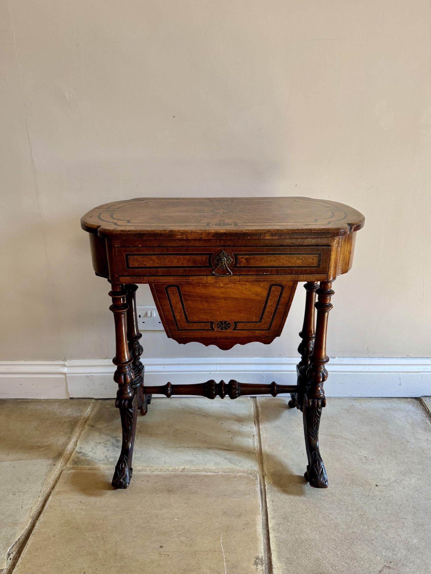 Table de travail victorienne de qualité en ronce de noyer incrustée en vente 3