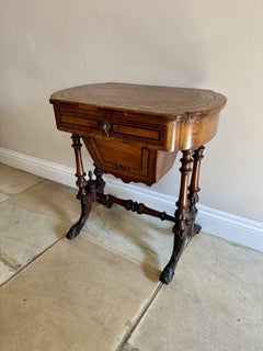 Mesa de trabajo antigua victoriana de nogal con incrustaciones de calidad