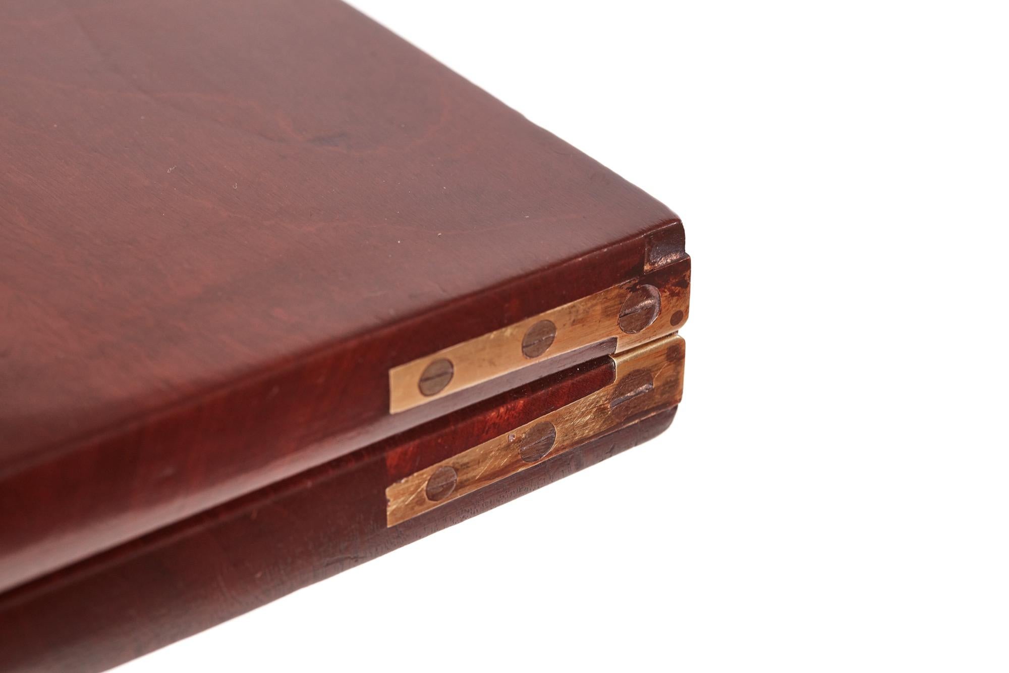 Hochwertiger antiker Mahagoni-Kartentisch aus dem 19. Jahrhundert. Dieses attraktive Stück würde in einer Diele, einem Wohnzimmer oder einem Schlafzimmer sehr gut aussehen. Er hat eine schöne Mahagoni-Abdeckung, die sich hochklappen und drehen
