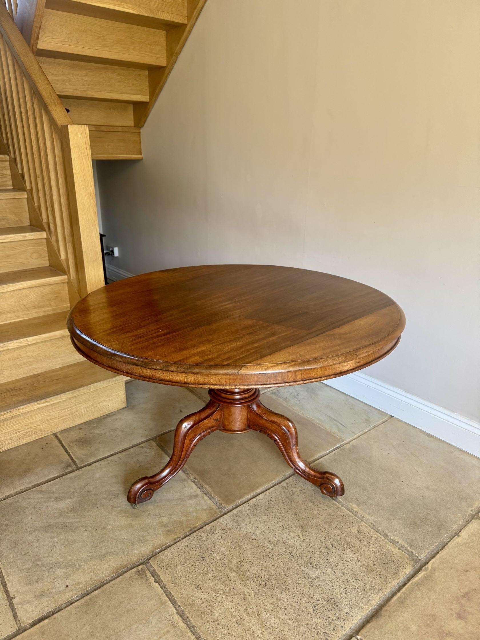 Table de salle à manger de forme circulaire en acajou d'époque victorienne de qualité en vente 1