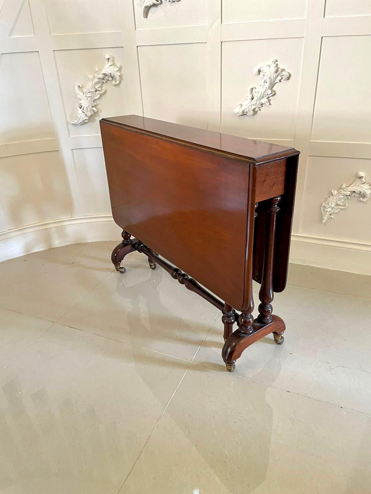 Quality antique Victorian mahogany Sutherland table having a quality attractive mahogany top with two drop leaves and a moulded edge. It is supported by shaped turned columns and two swing out gate legs with original casters. It stands on shaped
