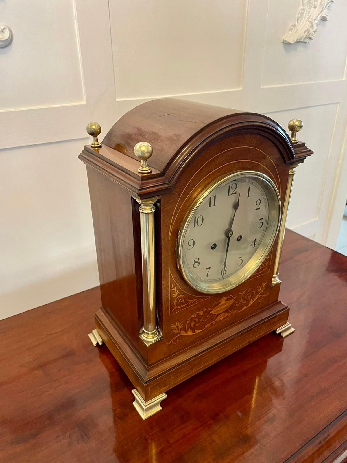Qualität antiken viktorianischen Intarsien Mantel Uhr mit einer Qualität Mahagoni Intarsien Gehäuse mit Messing-Säulen und Kreuzblumen, versilbertes kreisförmiges Zifferblatt mit arabischen Ziffern, Original-Zeiger, Messing-Lünette, 8 Tage Bewegung