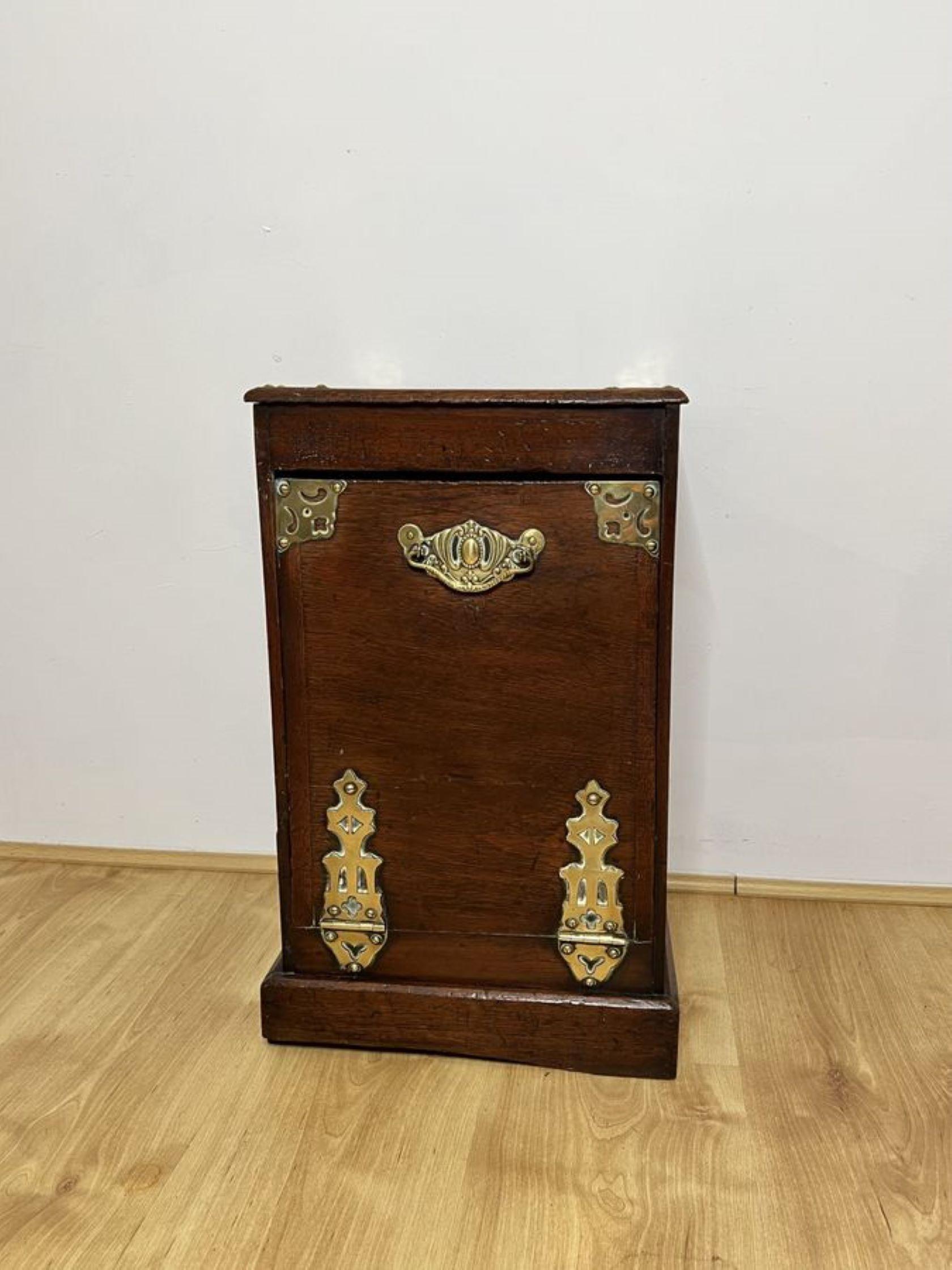 Qualitativ hochwertiges antikes viktorianisches Eichen- und Messingkohlenpurdonium (19. Jahrhundert) im Angebot